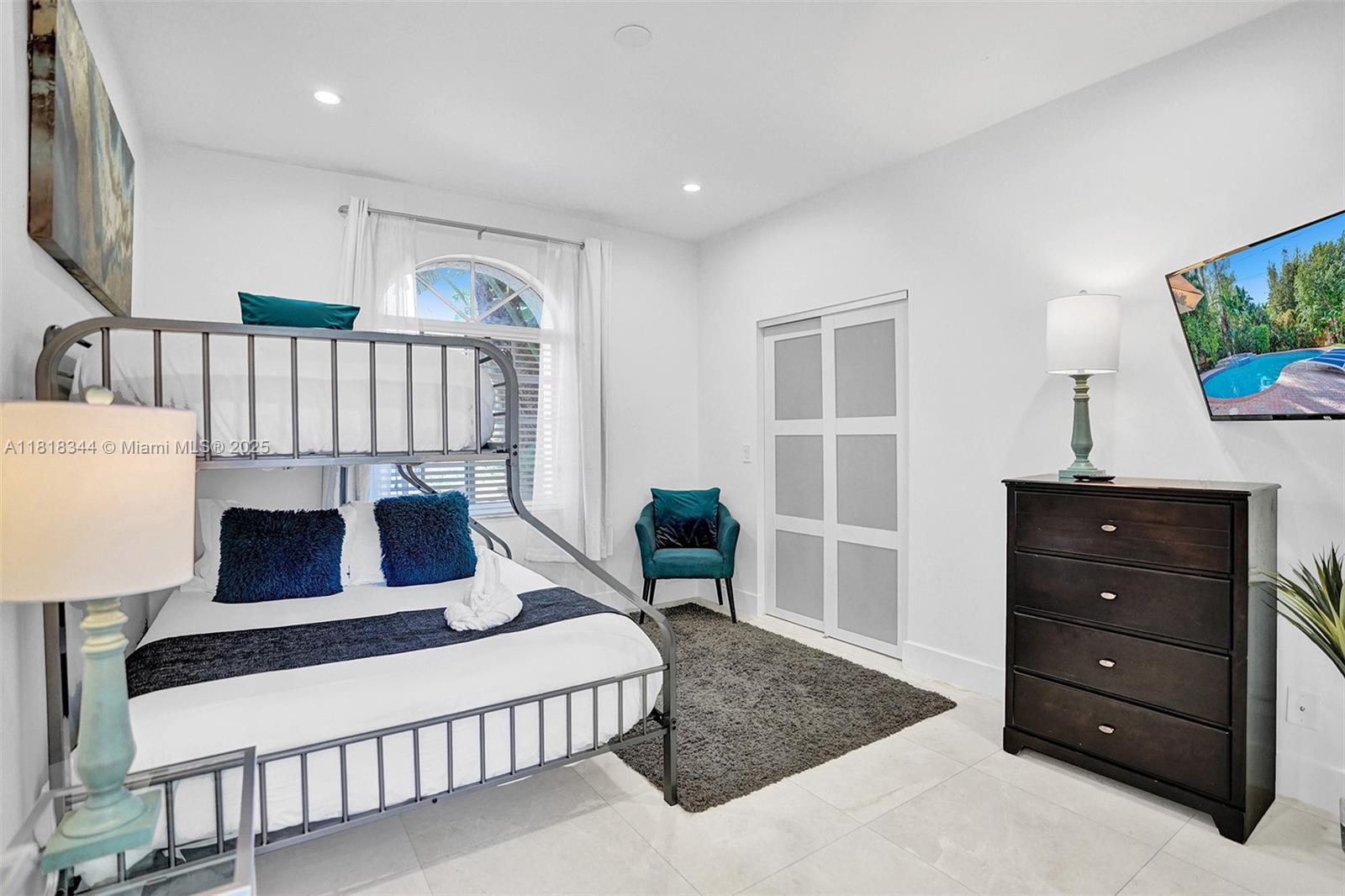 HOLLYWOOD LAKES SECTION - Residential