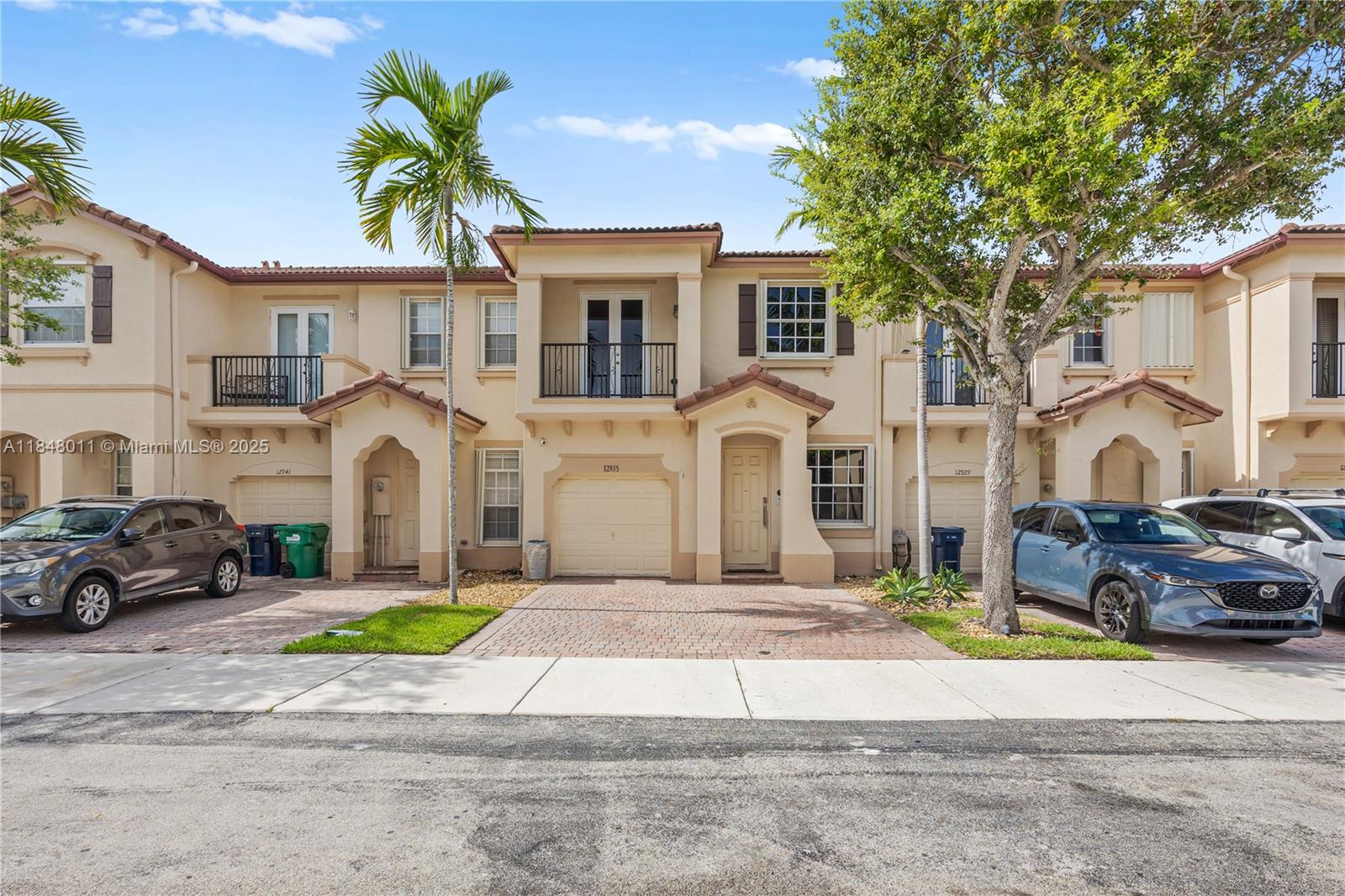 Impeccable Townhouse in Courts at Tuscany, Kendall. Featuring 3 Bedrooms, 2.5 upgraded Bathrooms, Gorgeous Kitchen with quartz countertops and stainless steel appliances. Nice patio, one- car garage plus driveway to accommodate two more cars, plenty of guest parking in front of property. 2 pools and clubhouse with Gym