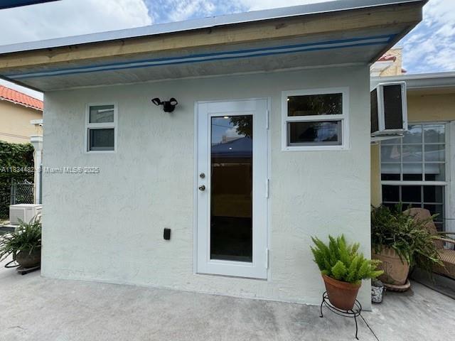Lovely, spacious and completely remodeled studio in historic home by Marlin Stadium. Private entrance, shared back yard. Steps to transportation, laundry, restaurants and downtown living. Wi-fi, water and electricity included in the rent.