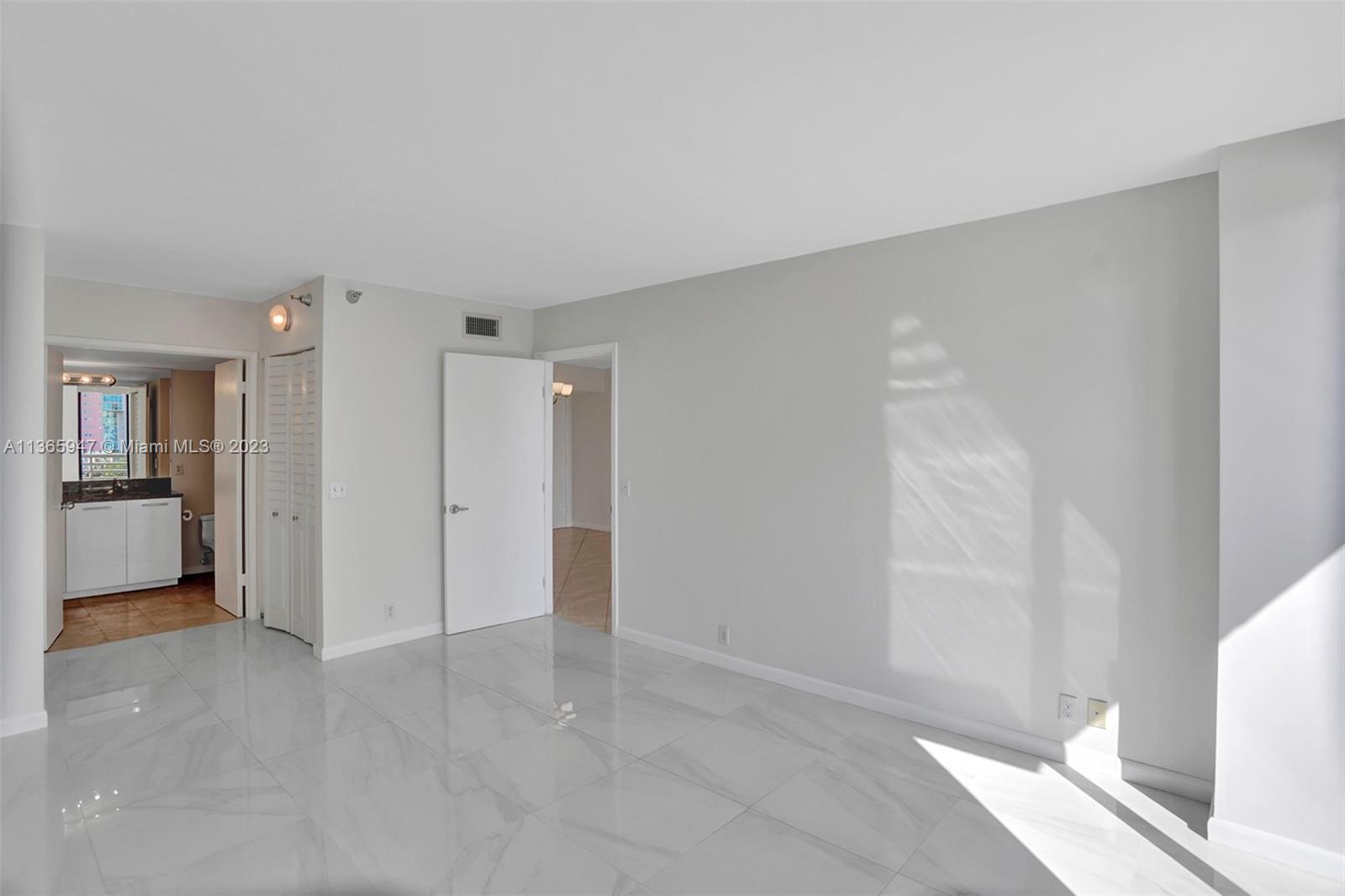 PARC CENTRAL AVENTURA SOU - Residential Lease