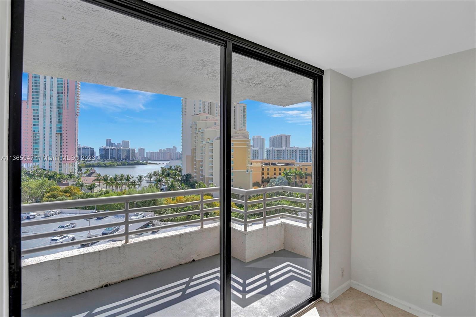 PARC CENTRAL AVENTURA SOU - Residential Lease