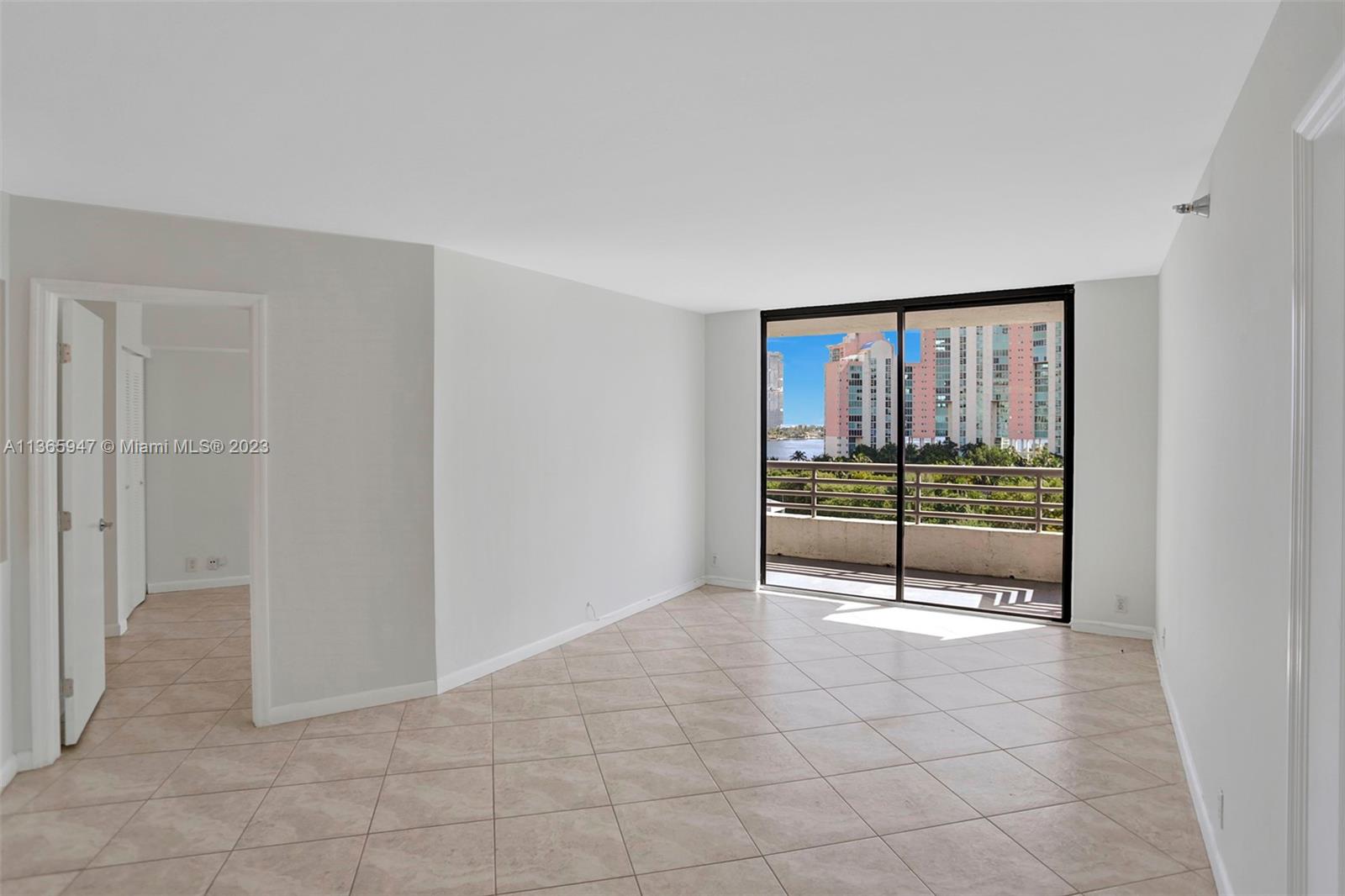 PARC CENTRAL AVENTURA SOU - Residential Lease