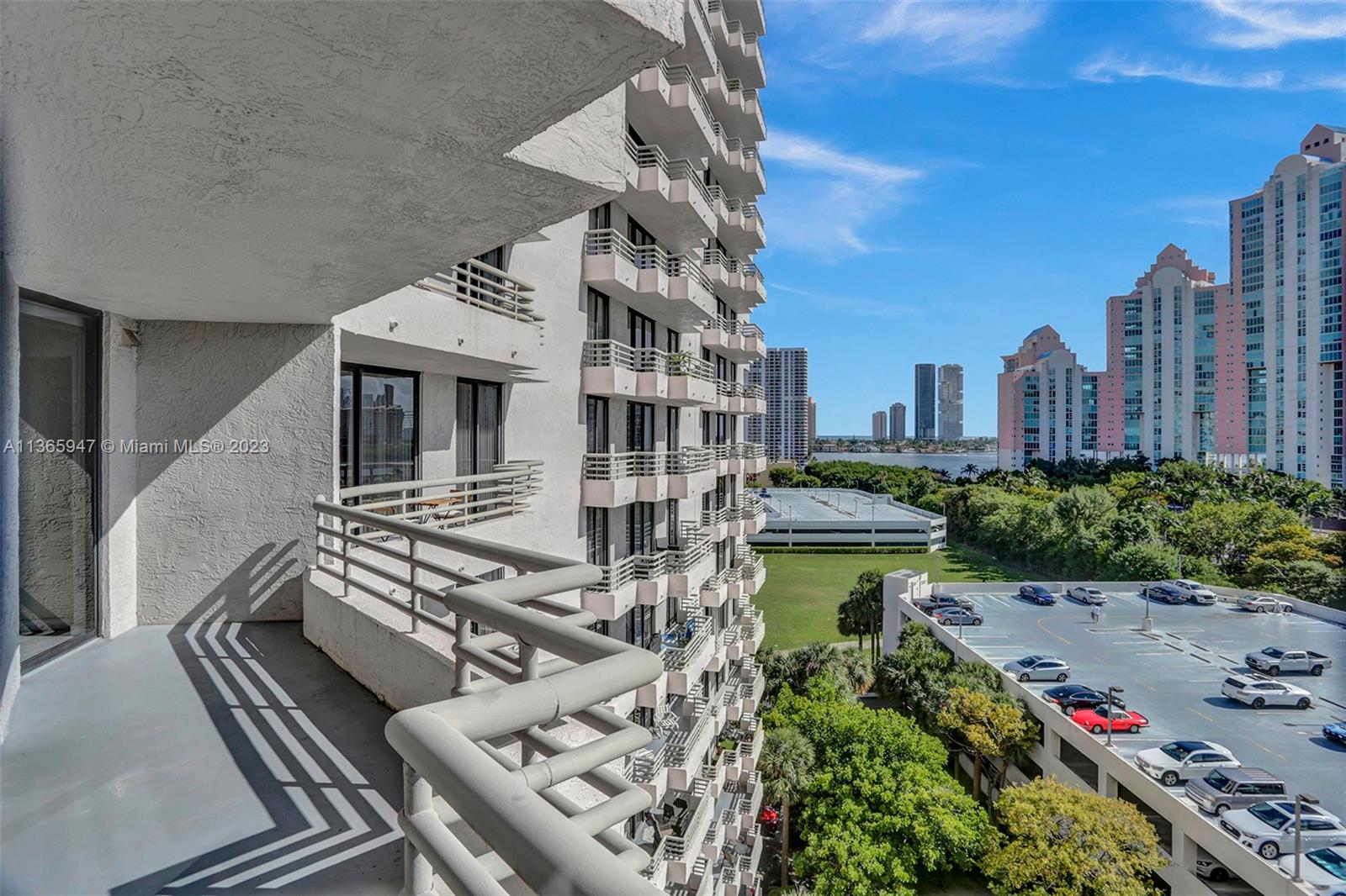 PARC CENTRAL AVENTURA SOU - Residential Lease