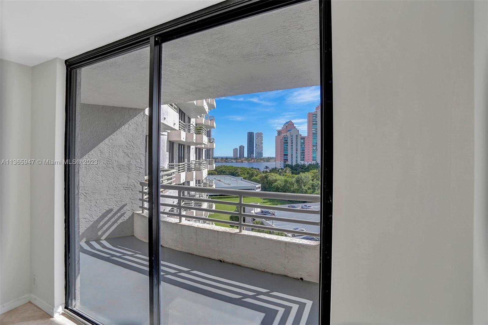 PARC CENTRAL AVENTURA SOU - Residential Lease