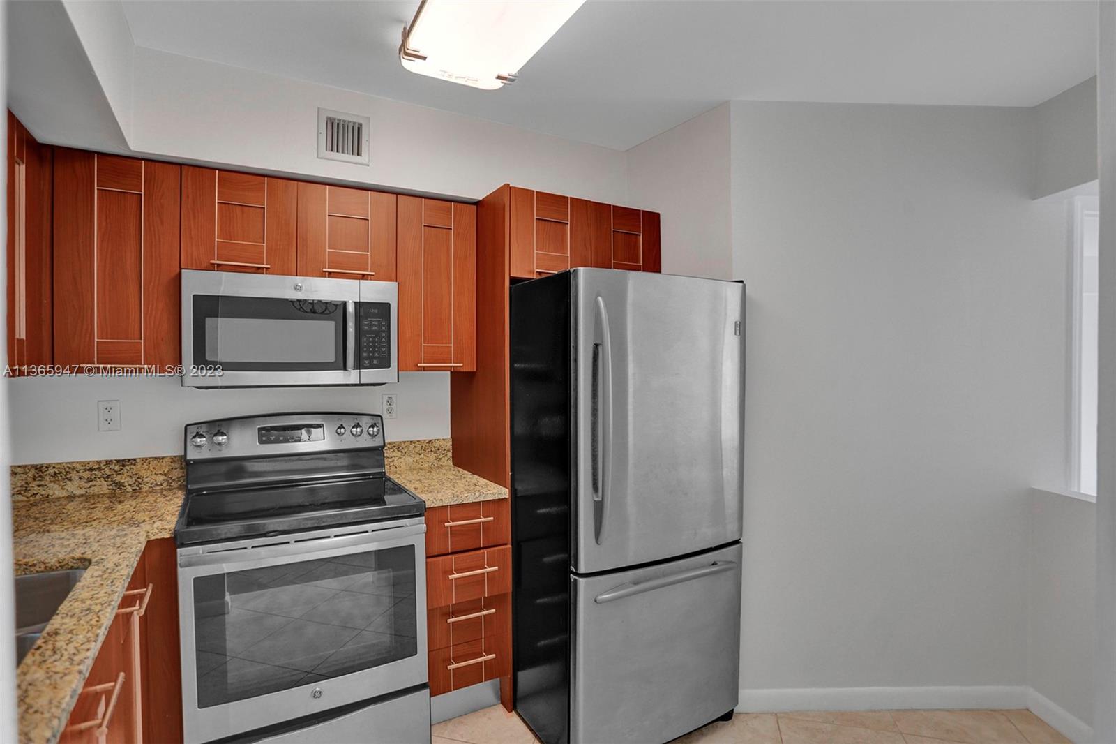 PARC CENTRAL AVENTURA SOU - Residential Lease