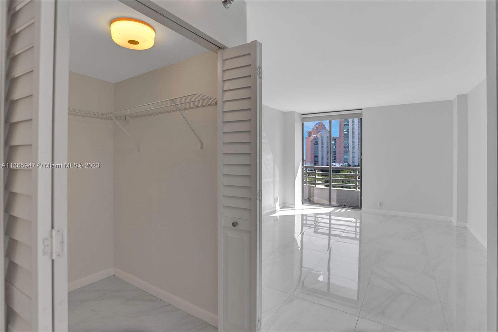 PARC CENTRAL AVENTURA SOU - Residential Lease