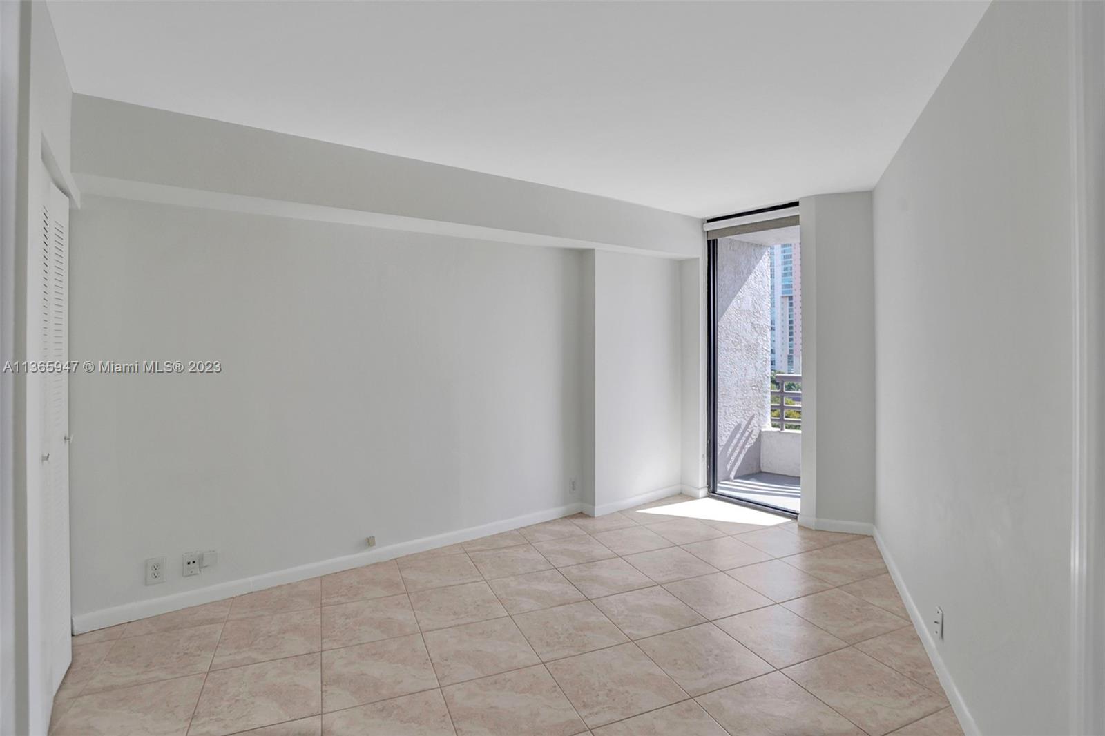 PARC CENTRAL AVENTURA SOU - Residential Lease