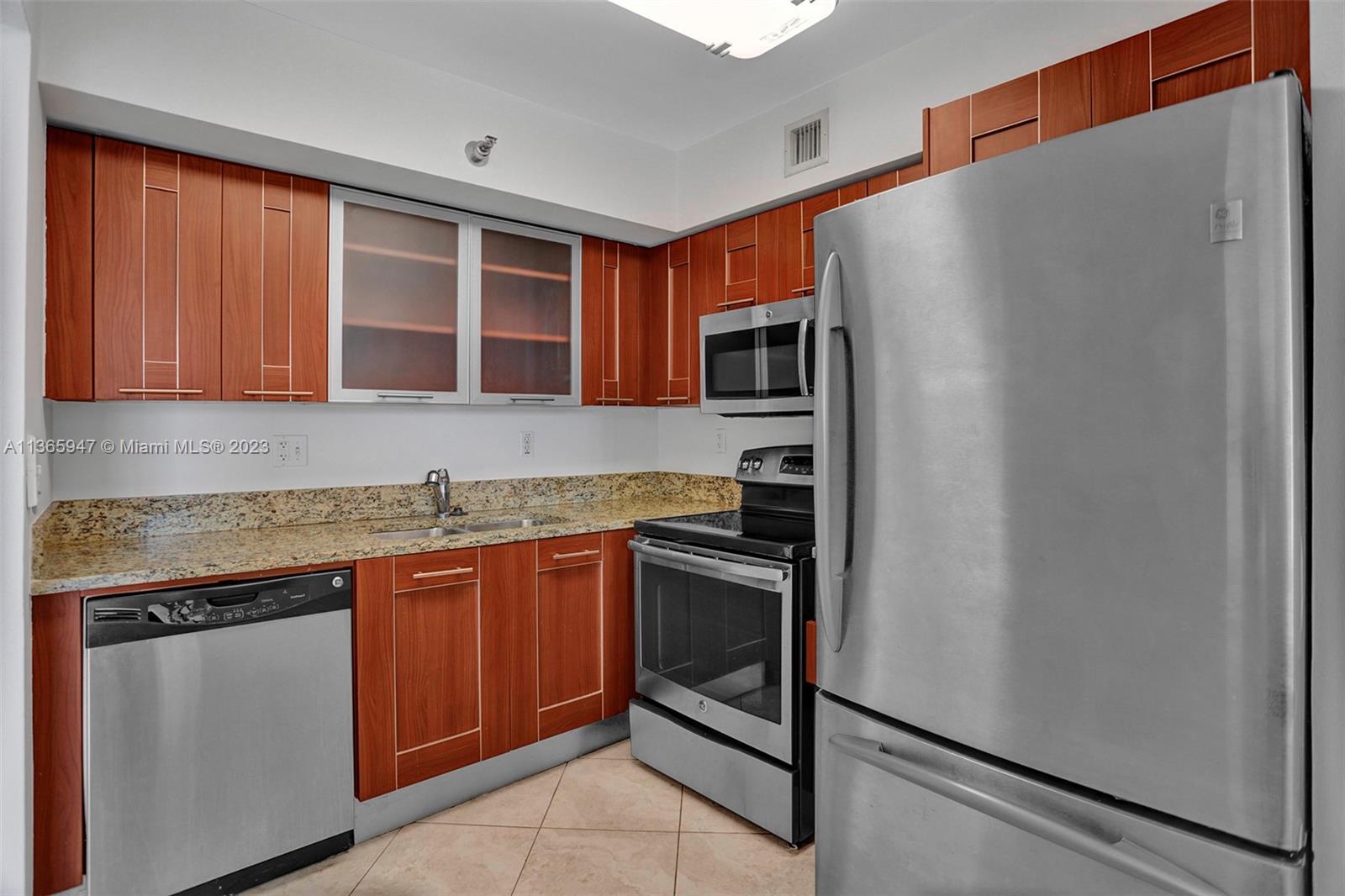 PARC CENTRAL AVENTURA SOU - Residential Lease