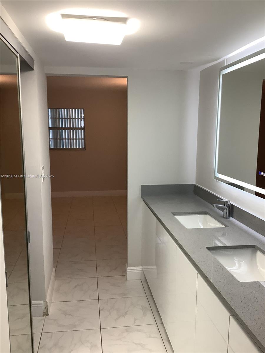 EMERALD CONDO - Residential