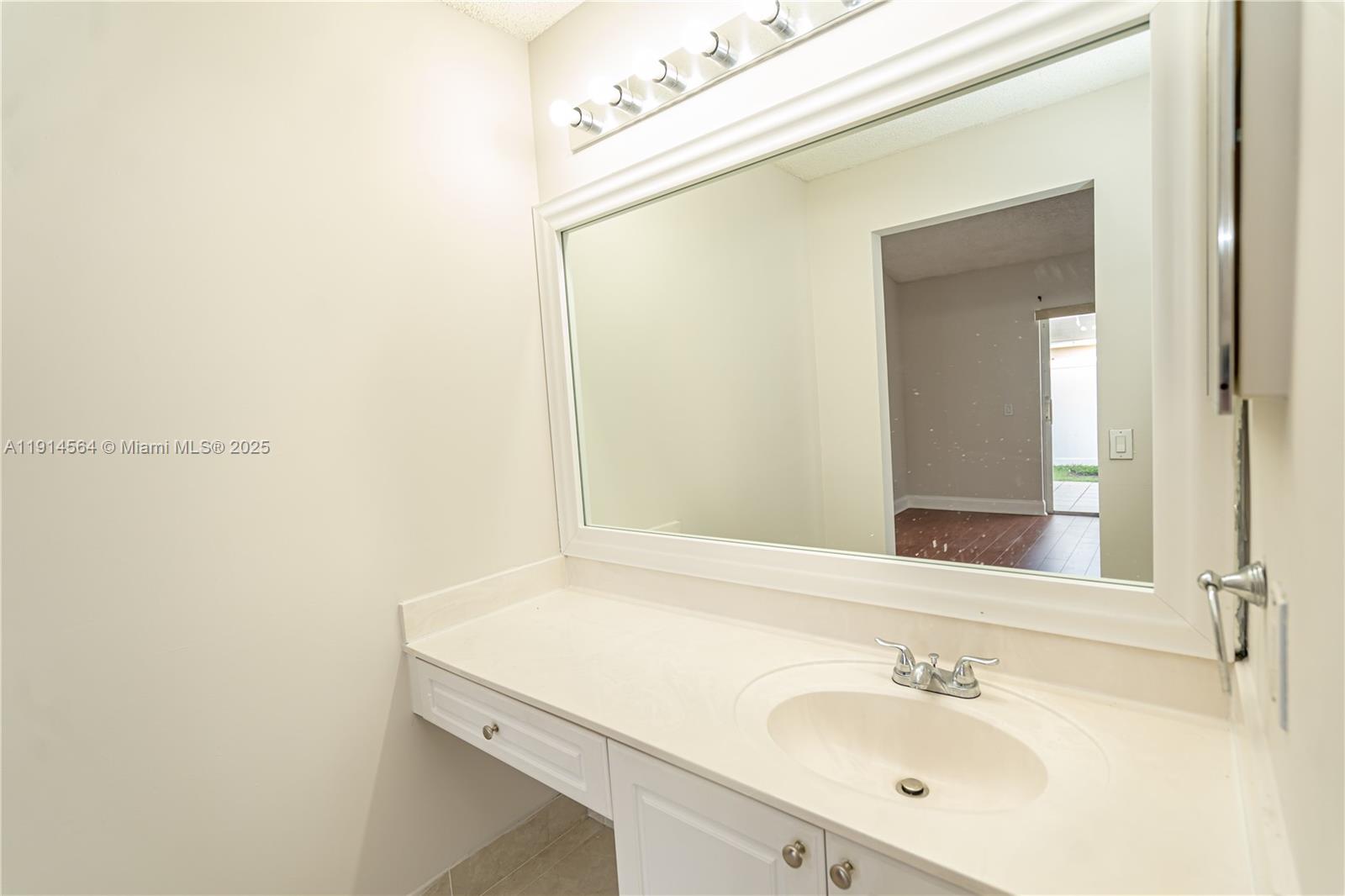 SECTORS 3 & 4 BOUNDARY PL - Residential Lease