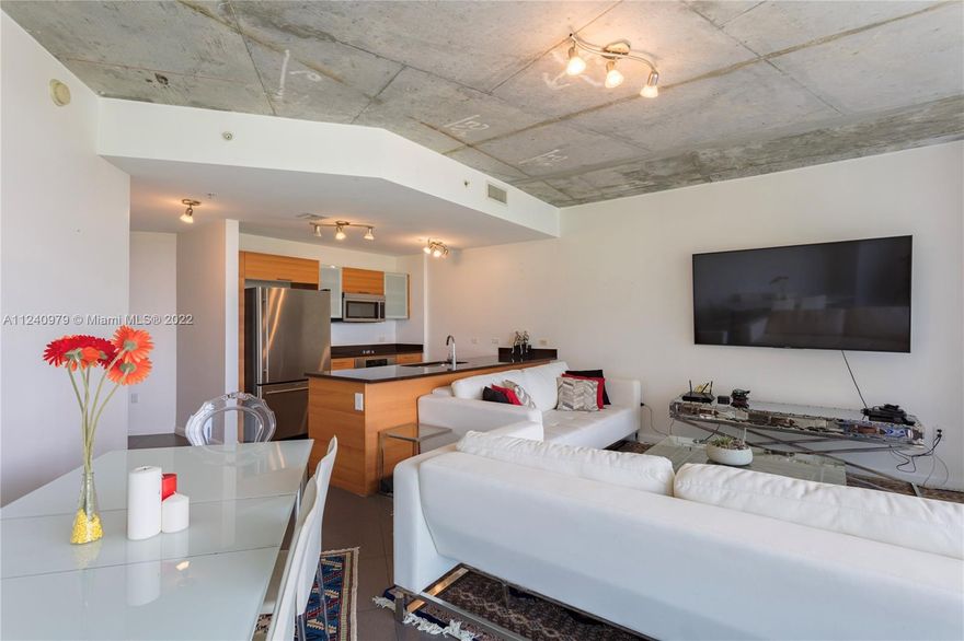 FULLY FURNISHED 2 BEDROOM/2 BATHROOM MODERN CONDO. SPECTACULAR VIEW TO THE PARK. VOLUME INDUSTRIAL STYLE CONCRETE CEILINGS WITH MOREN LIGHTING. 4MIDTOWN BUILDING OFFERS SAFE ACCESS WITH CONCIERGE, SECURE ELEVATORS. GYM AND POOL FACING EAST. CENTRALLY LOCATED IN HEART OF MIDTOWN MIAMI WALKING DISTANCE TO ALL SHOPS AND RESTAURANTS. TURN KEY, BRING YOUR PERSONAL BELONGINGS AND CALL THIS CONDO YOUR HOME TODAY.  No Seasonal rental, ONLY ANNUAL Fully Furnished