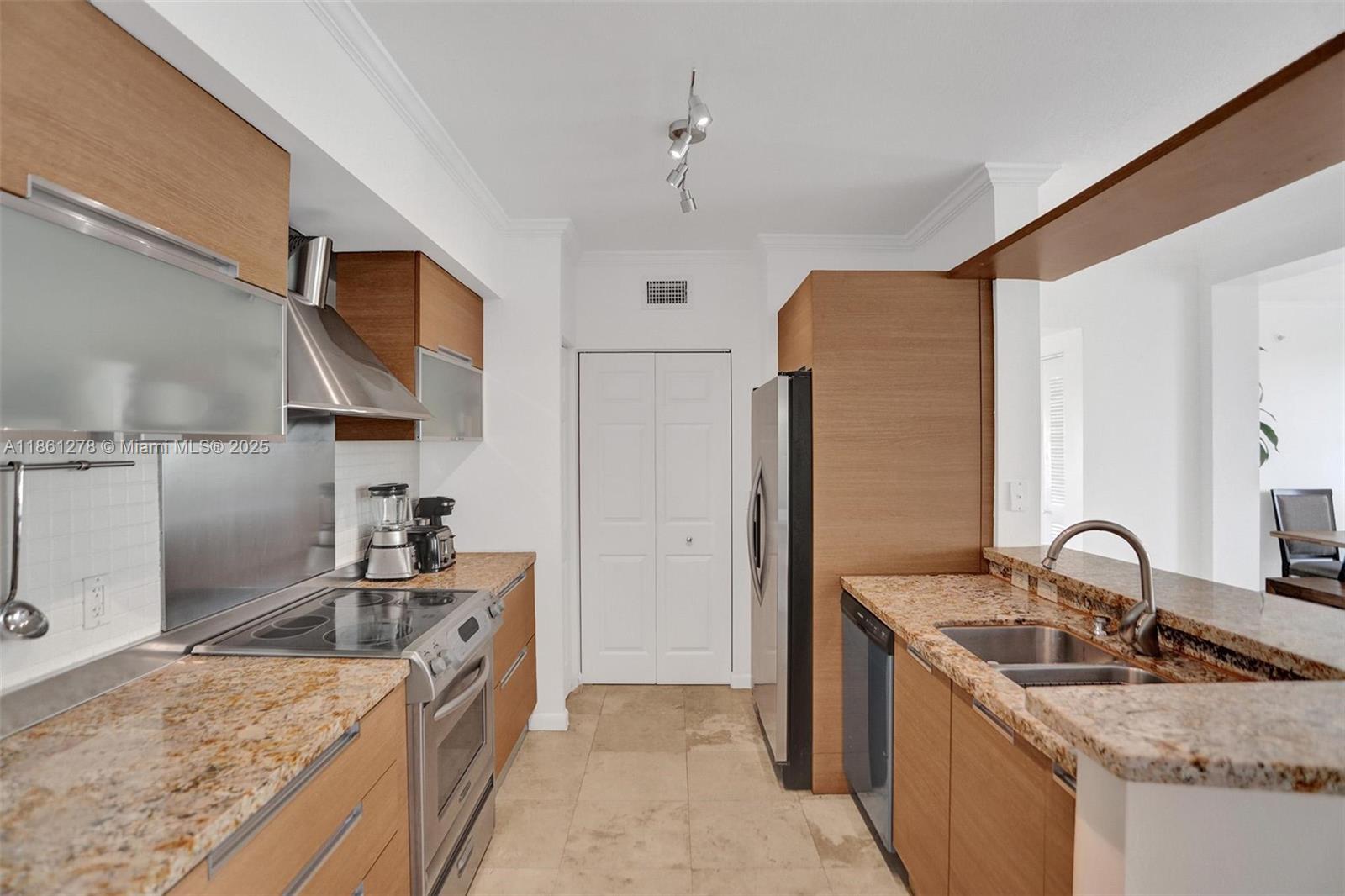 PORTO BELLAGIO CONDO - Residential