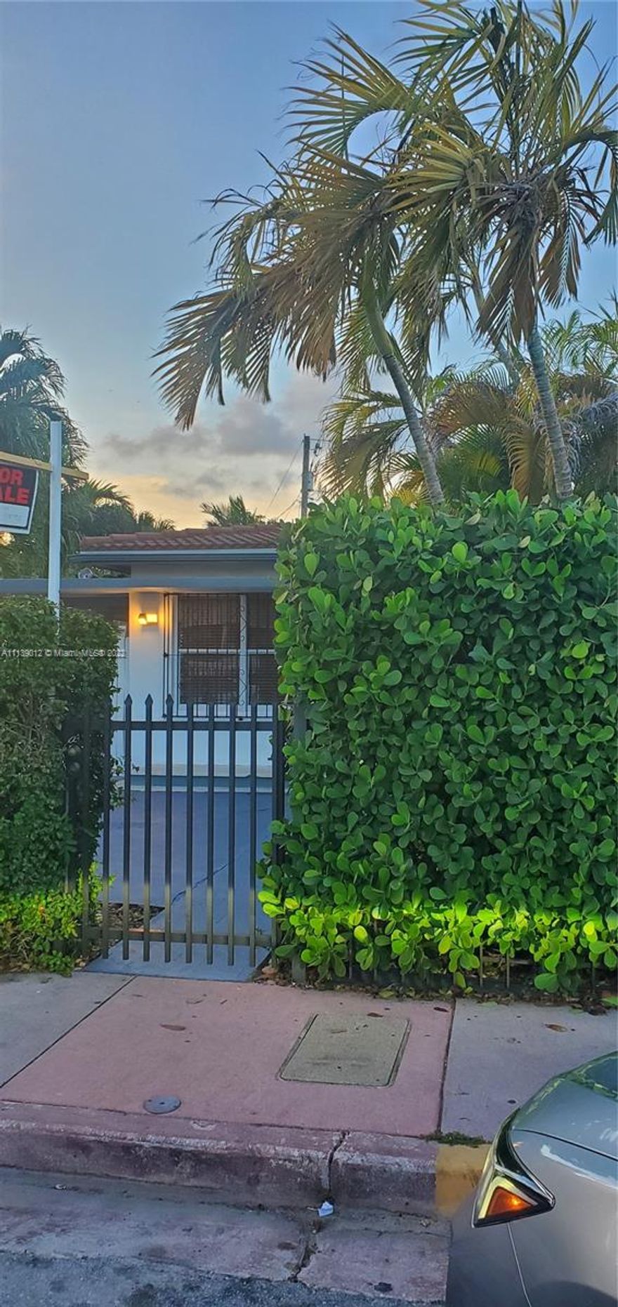 Location, location beautiful house!! 
Single 3 bed 2 bath family unit with separate  large studio behind as for mother in law  . Walking distance to the beach, houses of worship, a children's playground, dog park, and North Beach open space park, the largest natural park in Miami Beach.