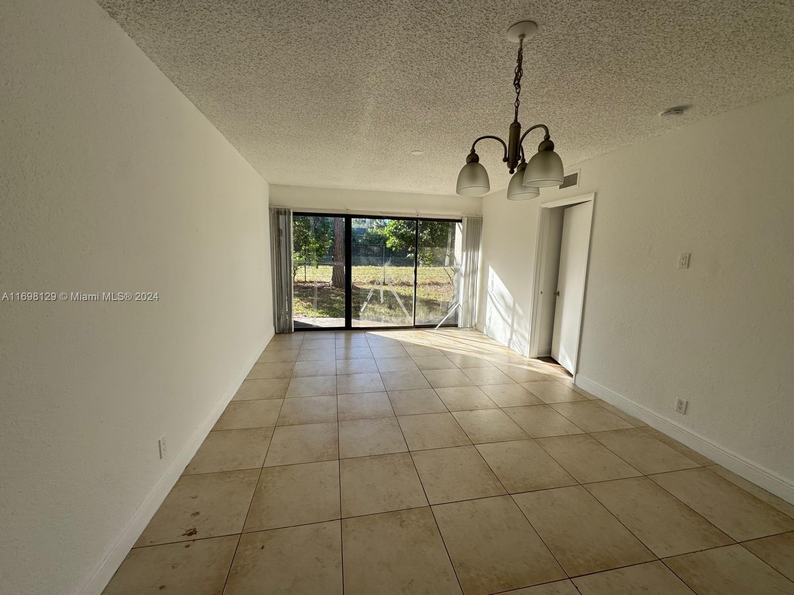 GREAT 2/2 CONDO UN THE FABULOUS PALM BEACH PLACE WITH GREAT AMENITIES LIKE POOL AND EXERCISES ROOM.COME TO SEE IT!
