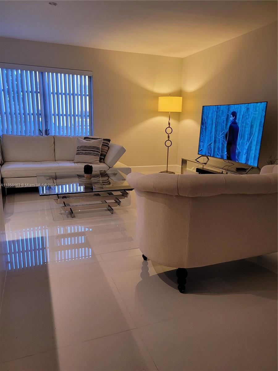 SPECTACULAR & IMPECCABLE 2 BED 2 BATH , COMPLETELY FURNISHED APARTMENT * WALKING DISTANCE TO COLLEGES, SHOPPING PLAZAS, COSTCO * CLOSE TO I 595 / I 95, I 75 & TURNPIKE * SHORT TERM RENT AVAILABLE *