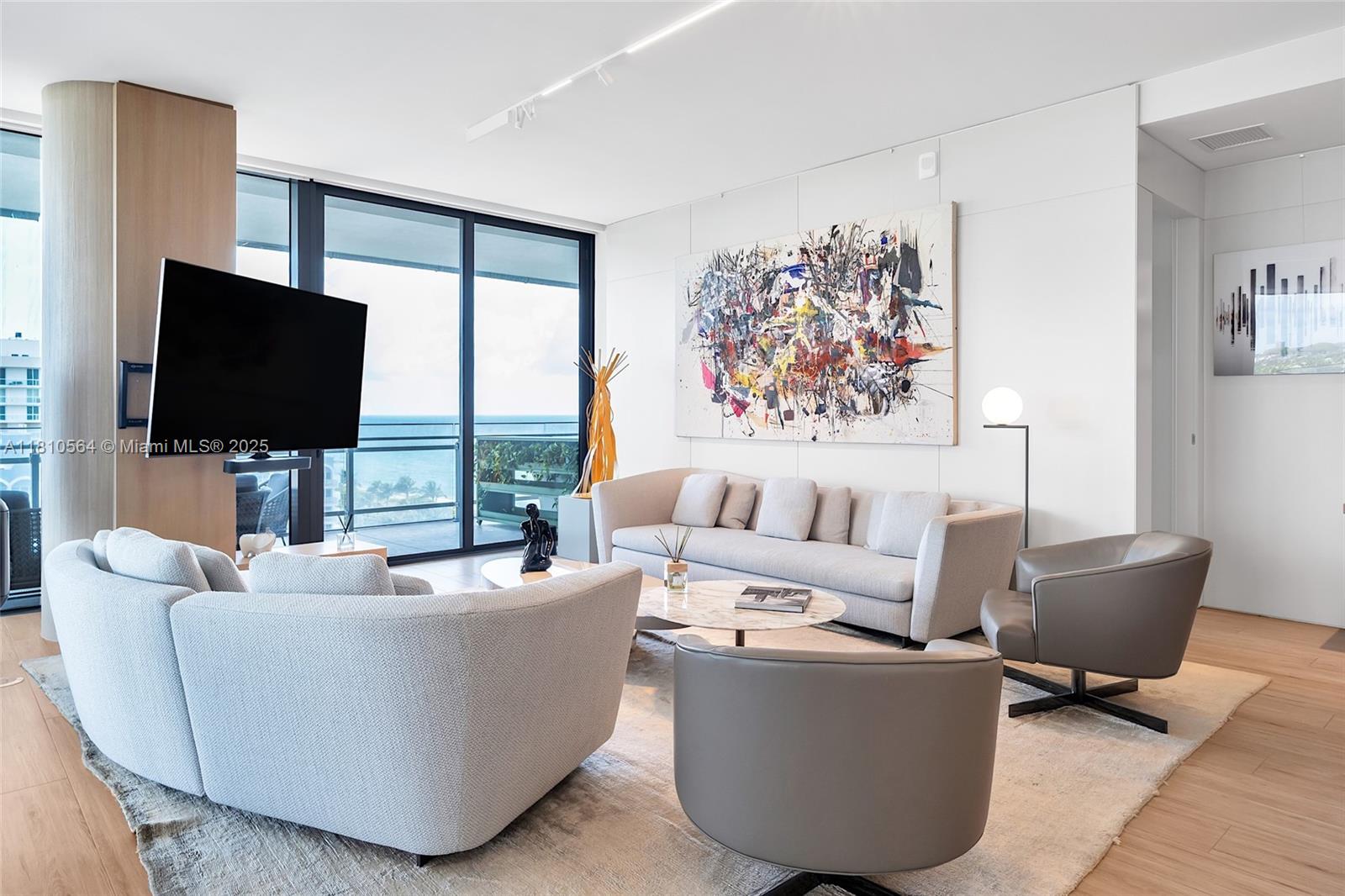 8701 Collins Ave 905