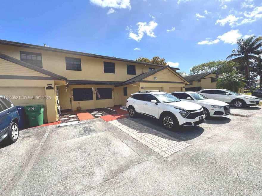 Spacious townhouse, open concept design, modern bathrooms and kitchen. 3 bedrooms plus garage converted office/den. Impact windows and attic/storage.
low maintenance $ 190
Ok to rent