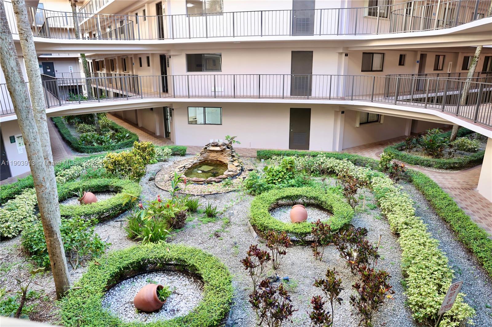 HORIZONS WEST CONDO #10 - Residential