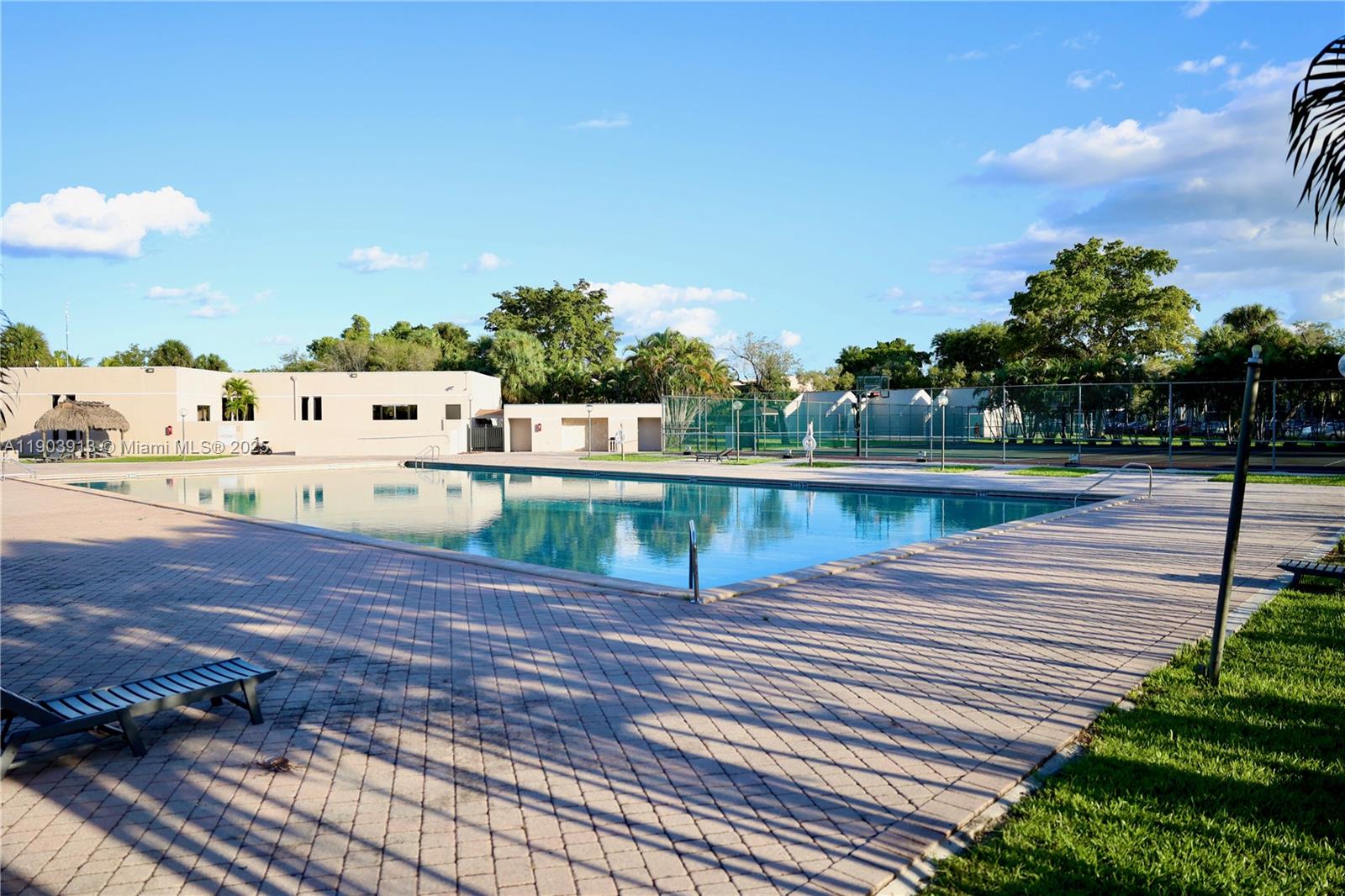 HORIZONS WEST CONDO #10 - Residential