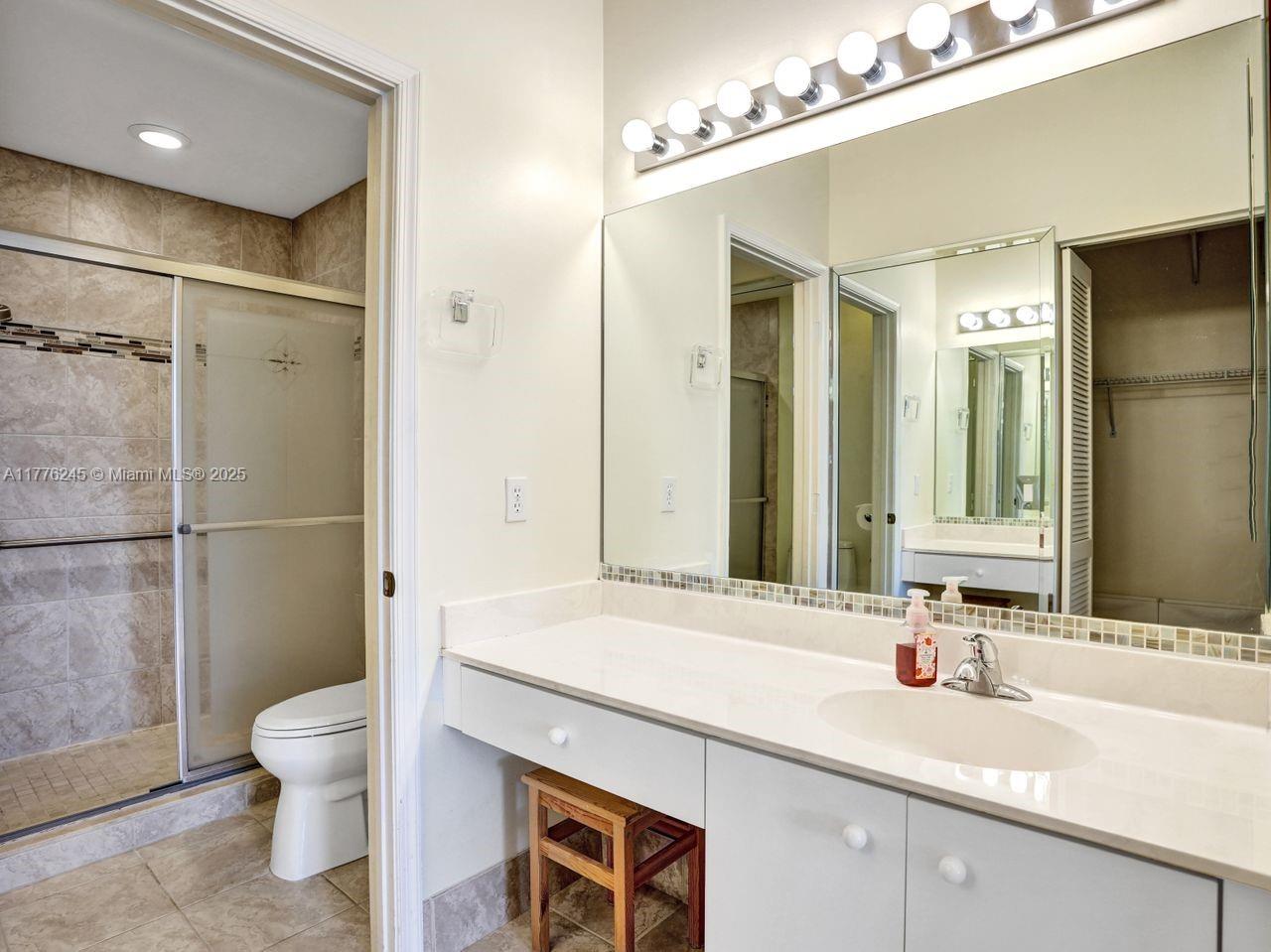 HOLLYWOOD LAKES COUNTRY C - Residential