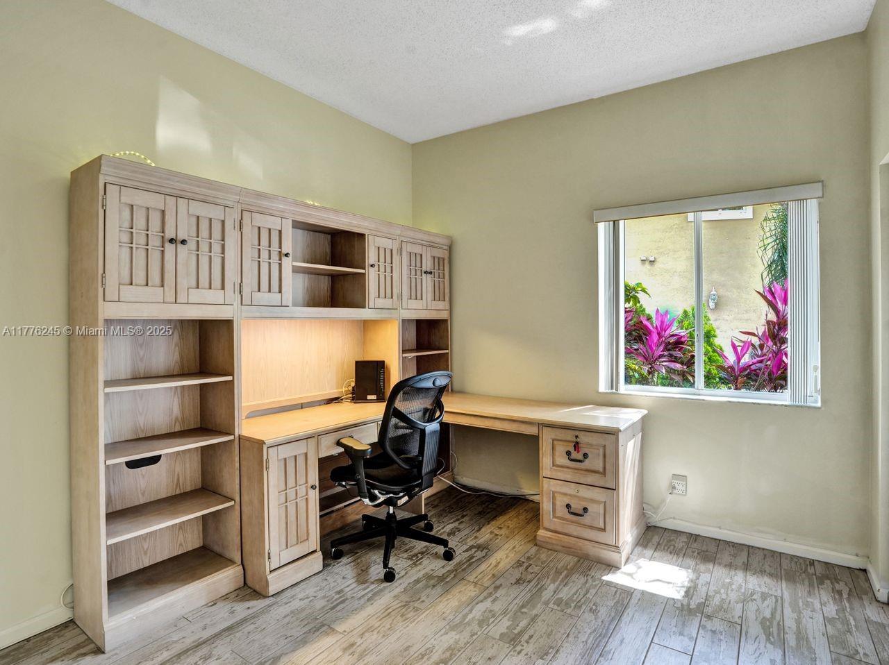 HOLLYWOOD LAKES COUNTRY C - Residential