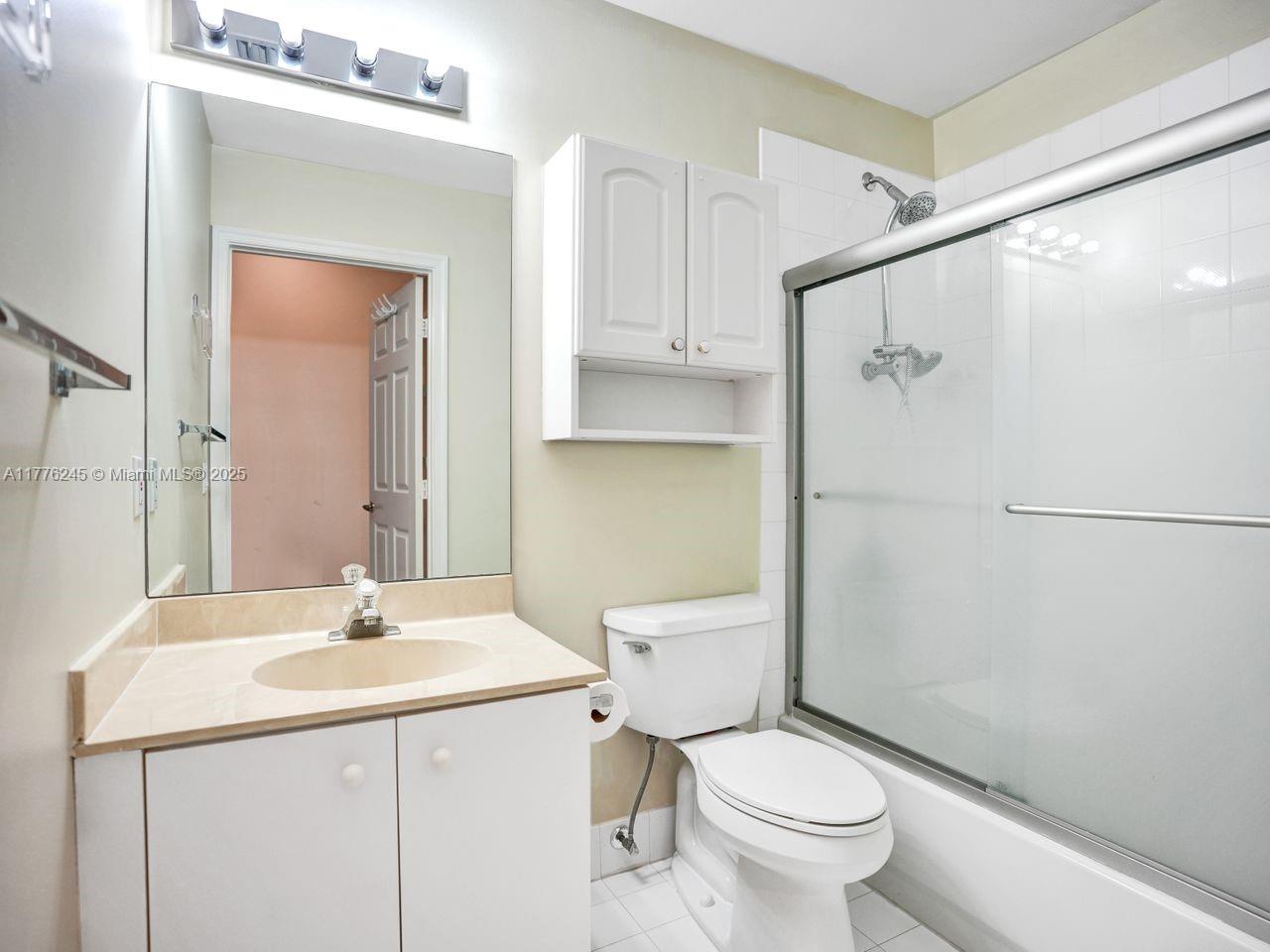 HOLLYWOOD LAKES COUNTRY C - Residential