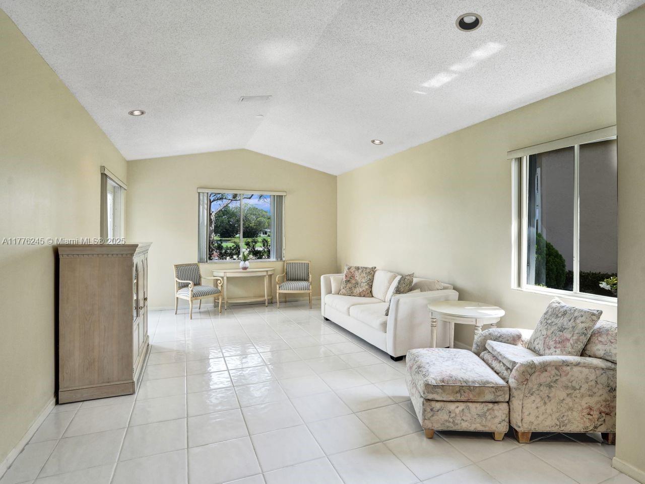 HOLLYWOOD LAKES COUNTRY C - Residential