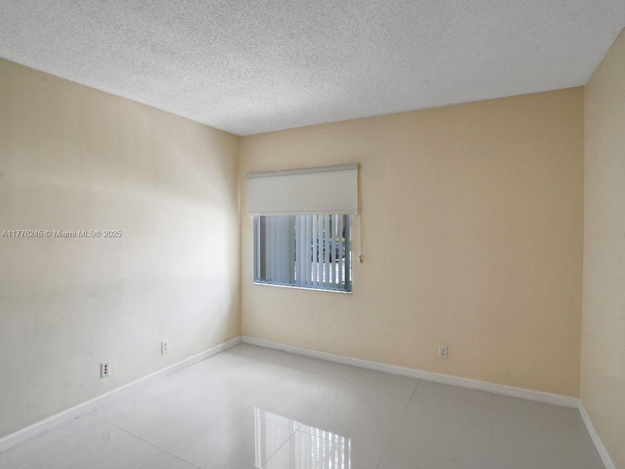 HOLLYWOOD LAKES COUNTRY C - Residential