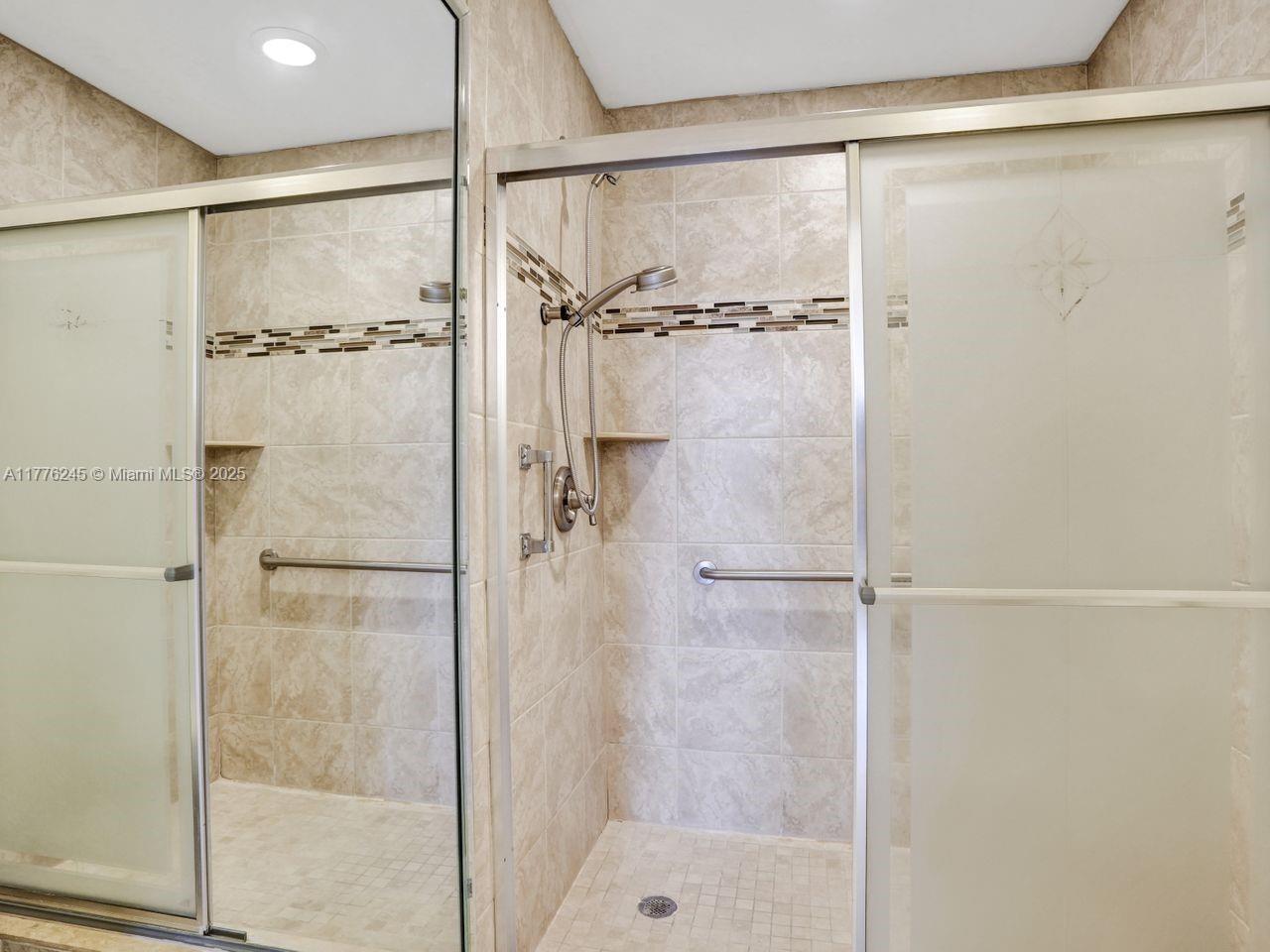 HOLLYWOOD LAKES COUNTRY C - Residential