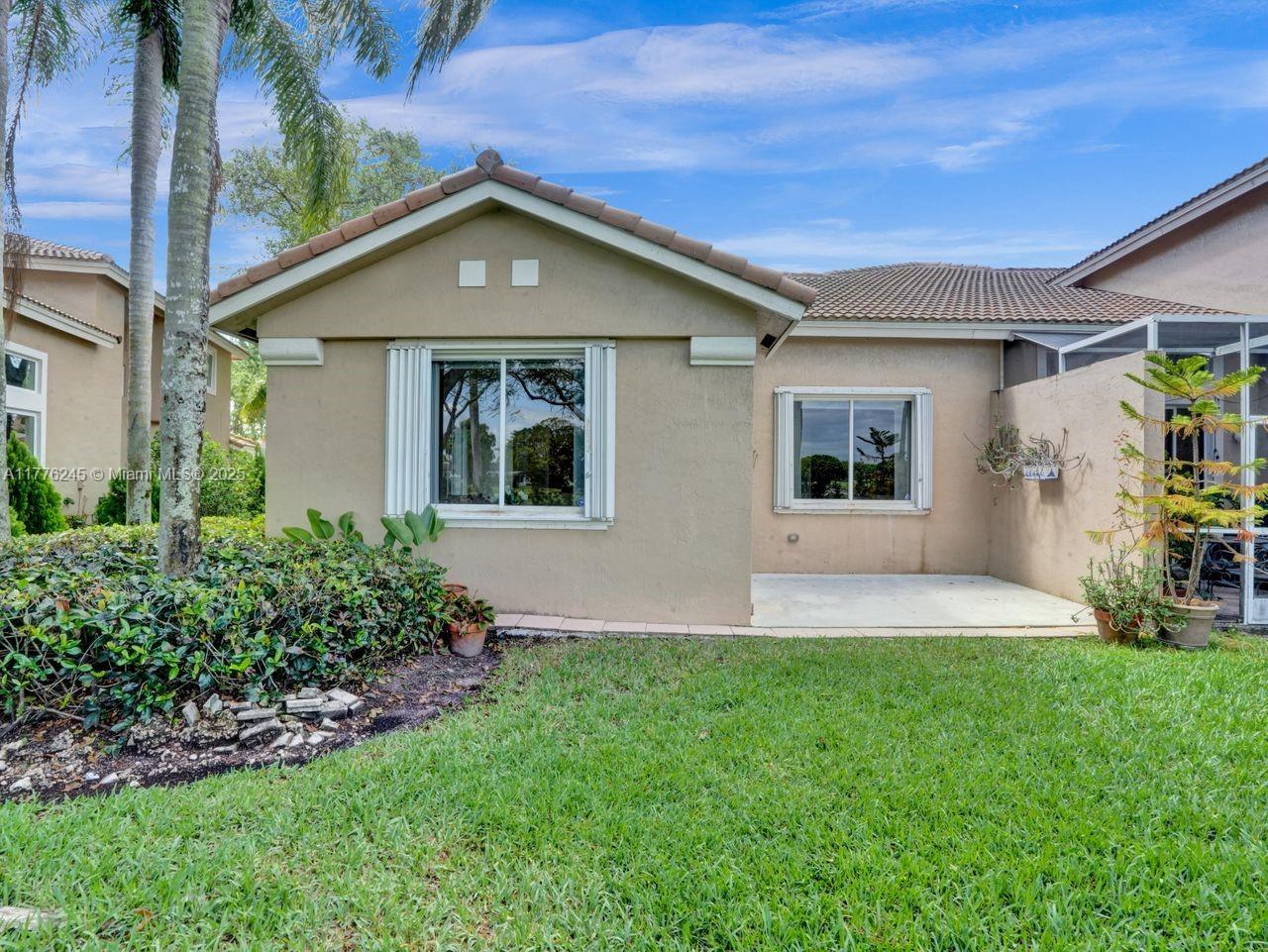 HOLLYWOOD LAKES COUNTRY C - Residential