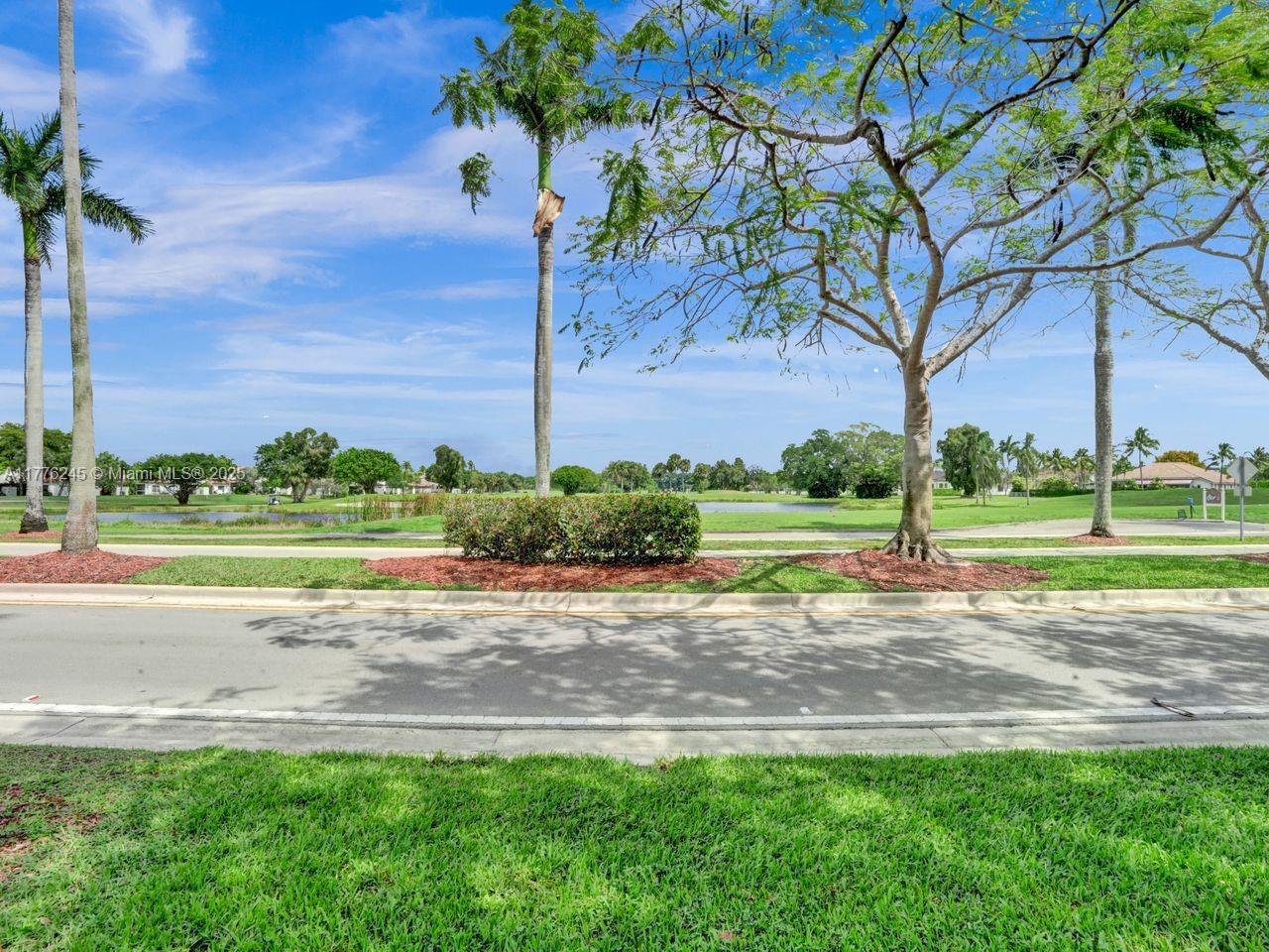 HOLLYWOOD LAKES COUNTRY C - Residential