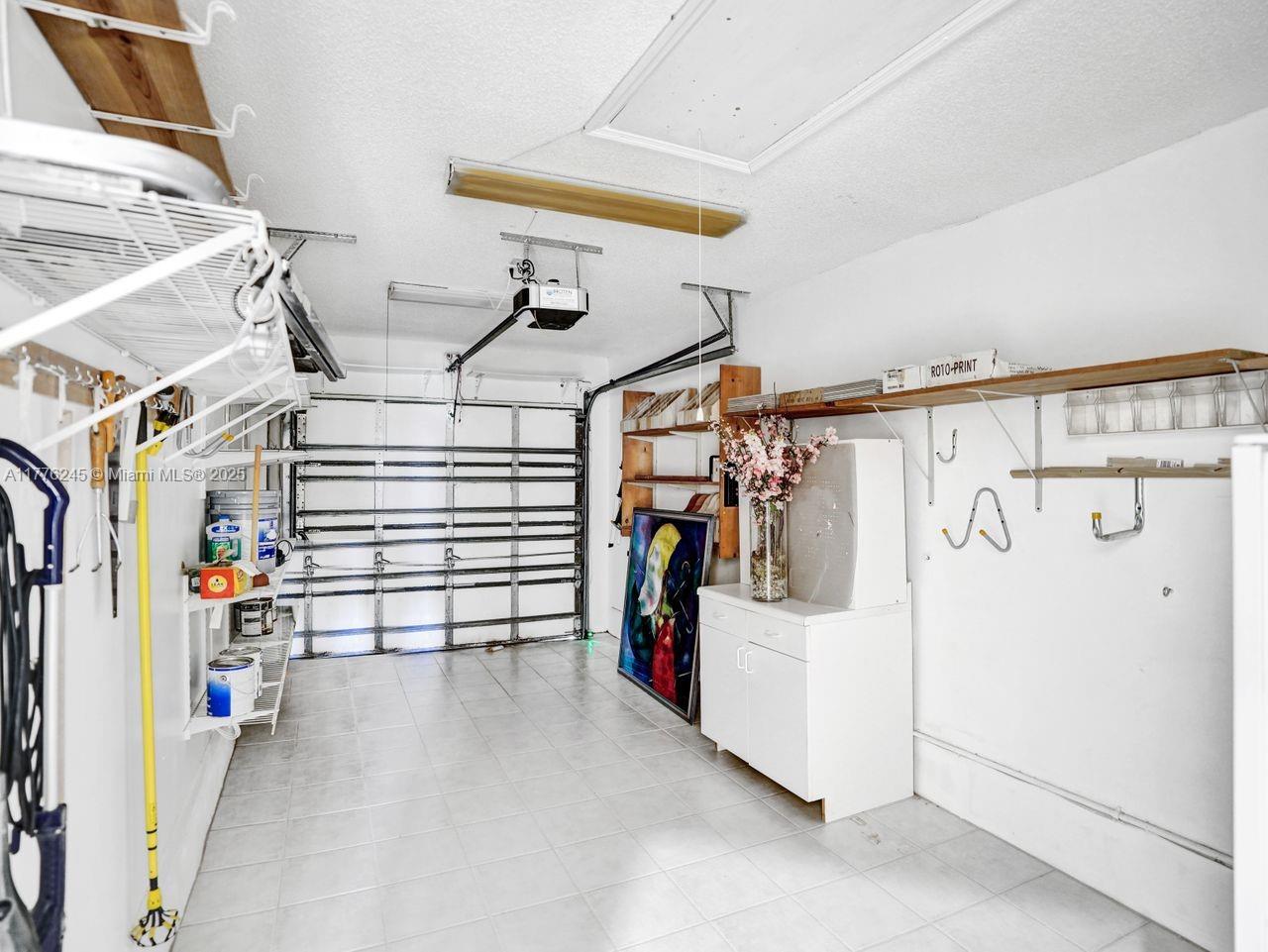 HOLLYWOOD LAKES COUNTRY C - Residential