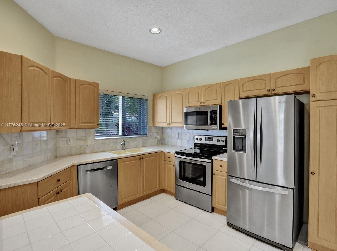 HOLLYWOOD LAKES COUNTRY C - Residential