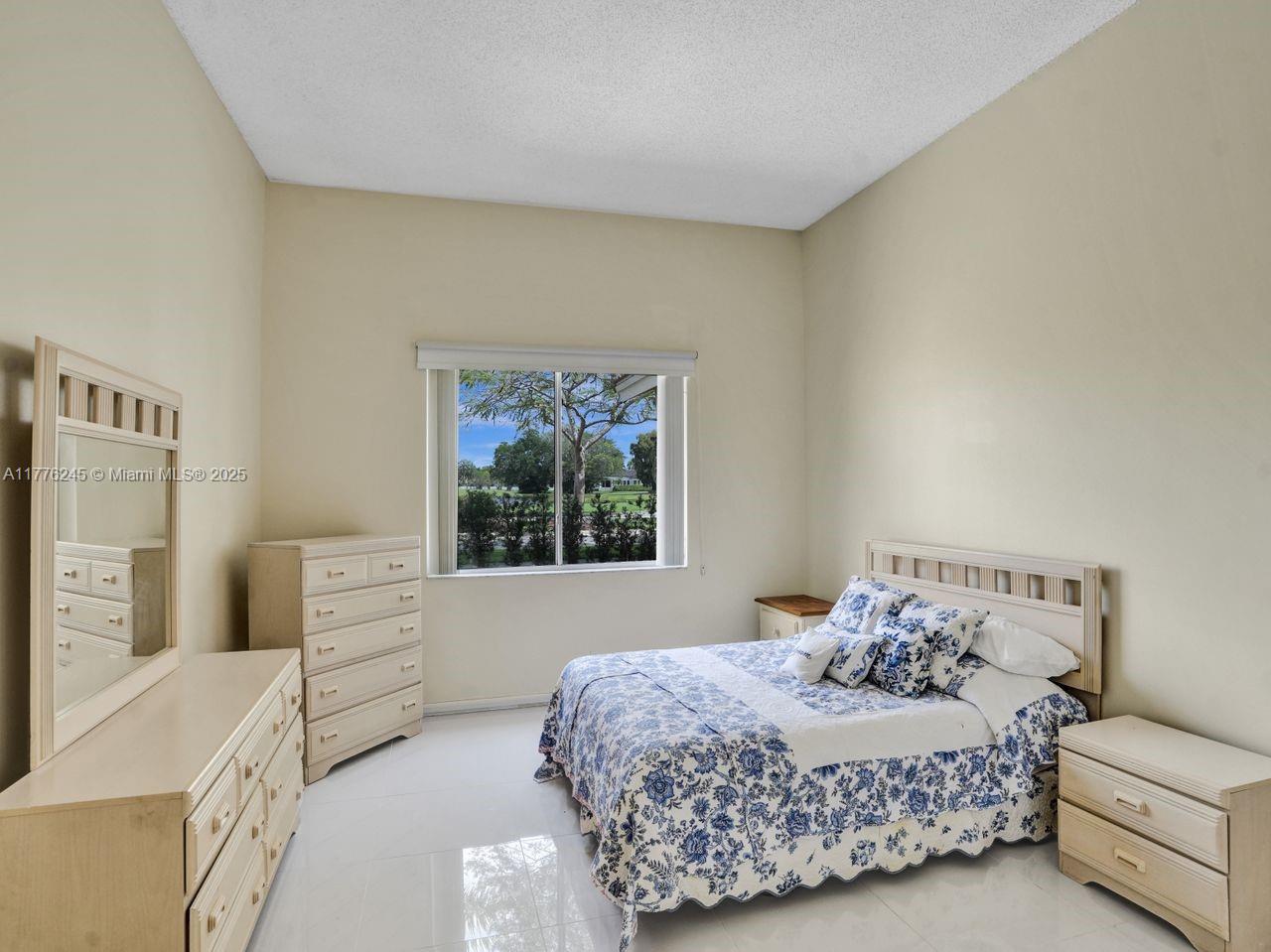 HOLLYWOOD LAKES COUNTRY C - Residential