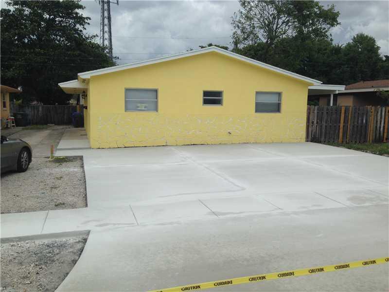 WELCOME HOME TO THIS GORGEOUS 2 BEDROOM 1 BATH DUPLEX. EVERYTHING IS COMPLETELY BRAND NEW AND STILL MORE TO COME! COMPLETELY NEW BATHROOM! NEW STAINLESS STEEL APPLIANCES! WASHER AND DRYER! NEW DRIVEWAY! NEW CENTRAL A/C! NEW IRRIGATION AND LANDSCAPI NG ON THE WAY. CALL NOW FOR THE FREE TOUR.