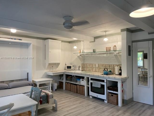 Beautiful studio, furnished, bike to the beach. wood and brick accent walls, a high-quality hand-made couch with storage, and a Murphy bed open up the living space when unused. Close to Las Olas Blvd. & Holiday Park, Water, sewer, trash included