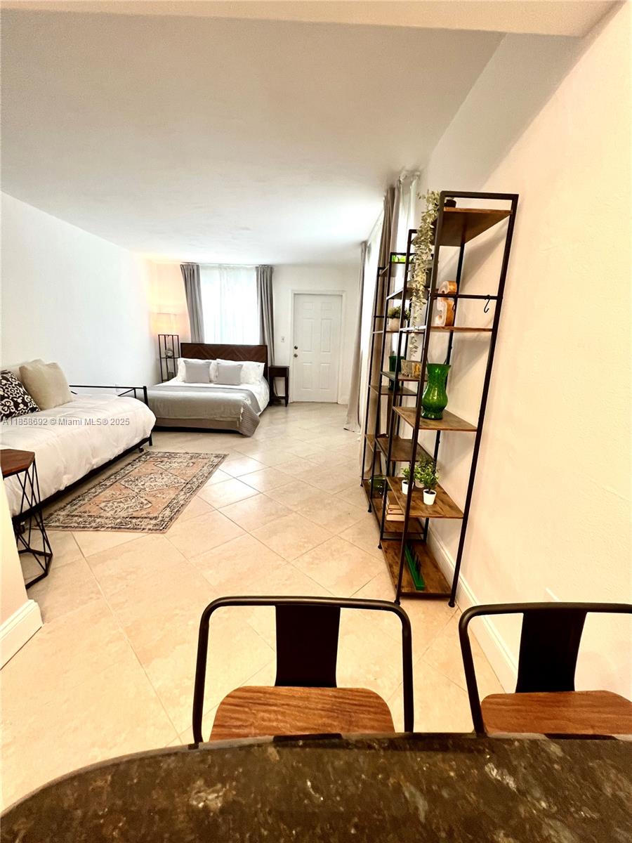 Beautiful corner studio filled with natural light, located in the heart of South Beach, just 1 block from Flamingo Park. Features a fully equipped kitchen and comes completely furnished.
Ready to move in. Perfect for those seeking comfort and a prime location. Only two months to enter.