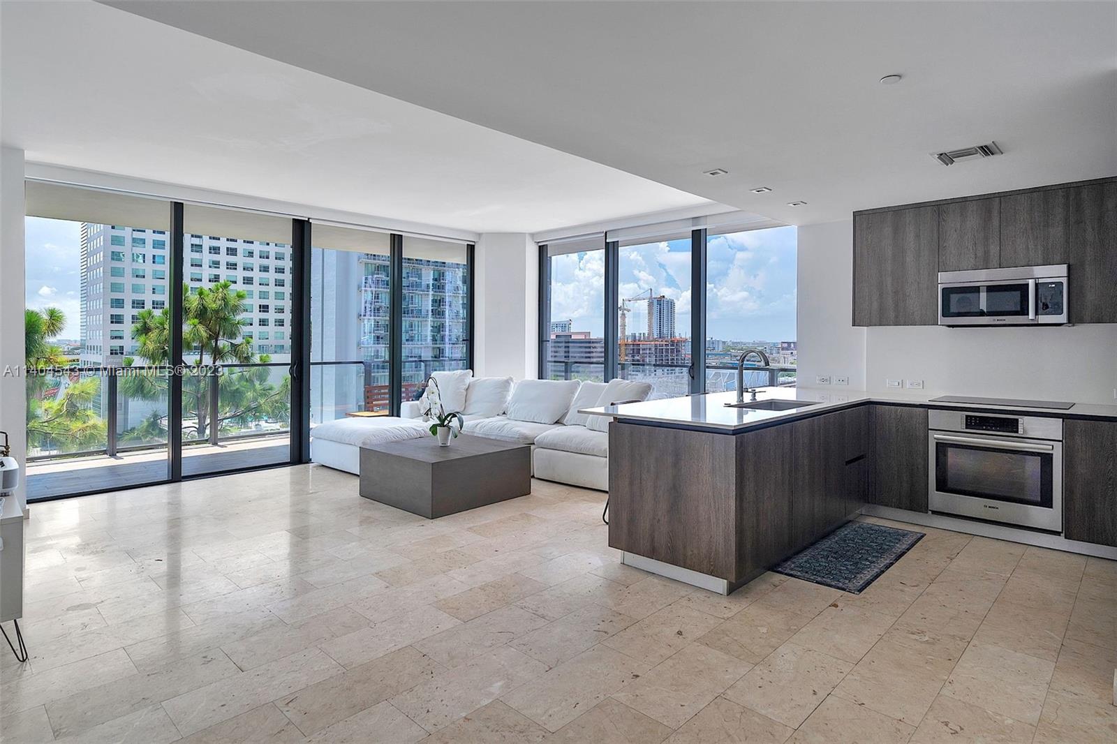 Luxury residential towers in the heart of Miami, Reach and Rise Brickell City Centre feature finished luxury residences with city-view terraces and a nearly one-acre amenity deck. Focused on sophisticated details and understated style, these are addresses to be envied.