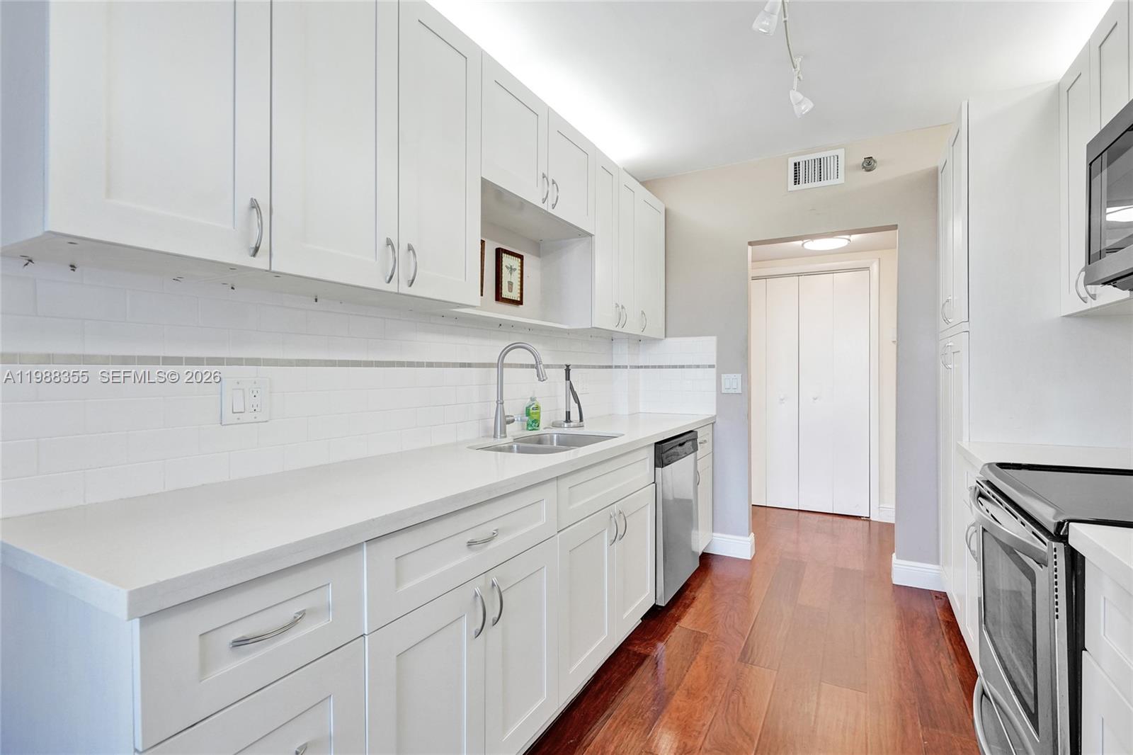 HILLCREST EAST NO 26 COND - Residential