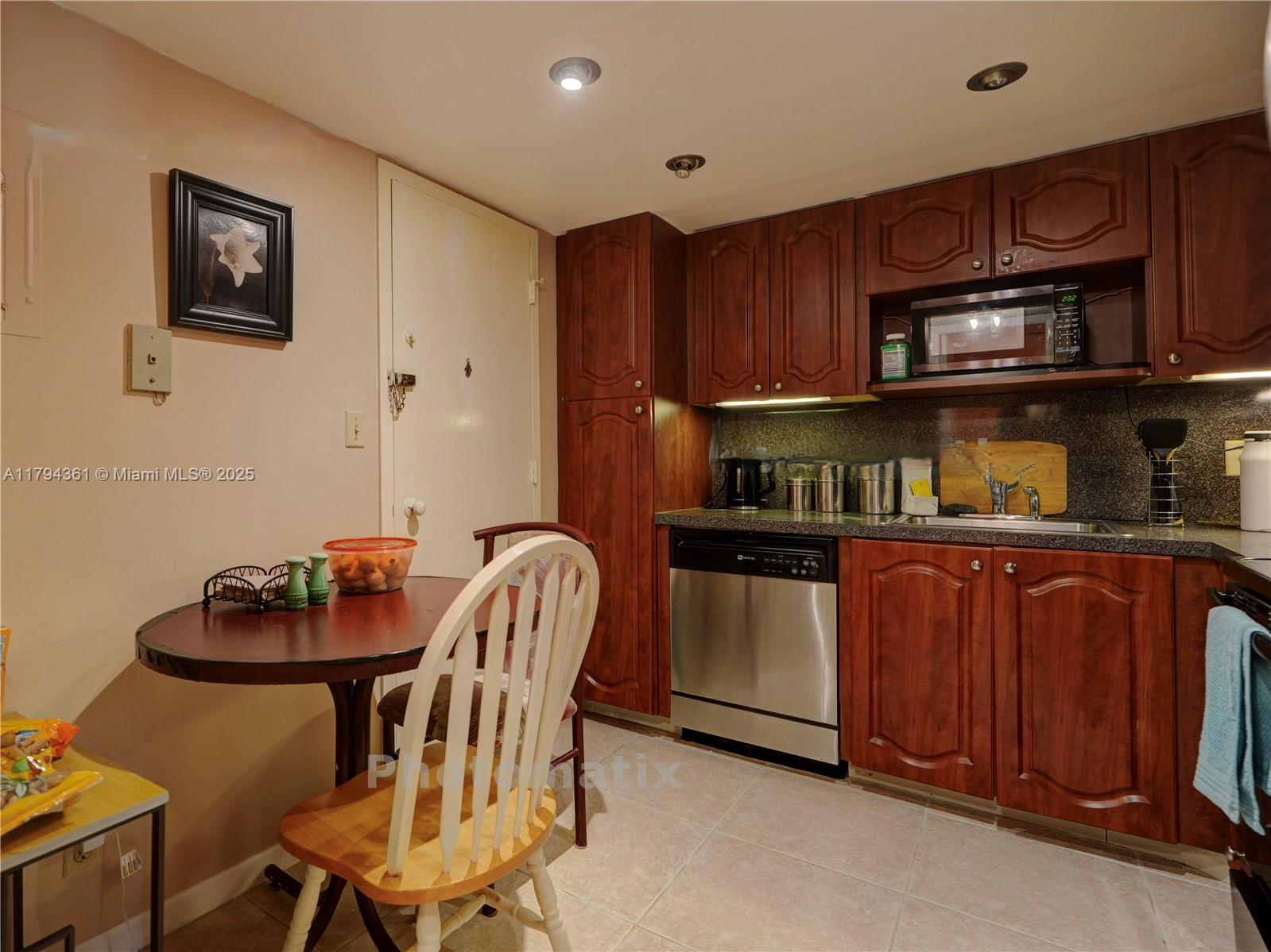 HALLMARK OF HOLLYWOOD CON - Residential Lease