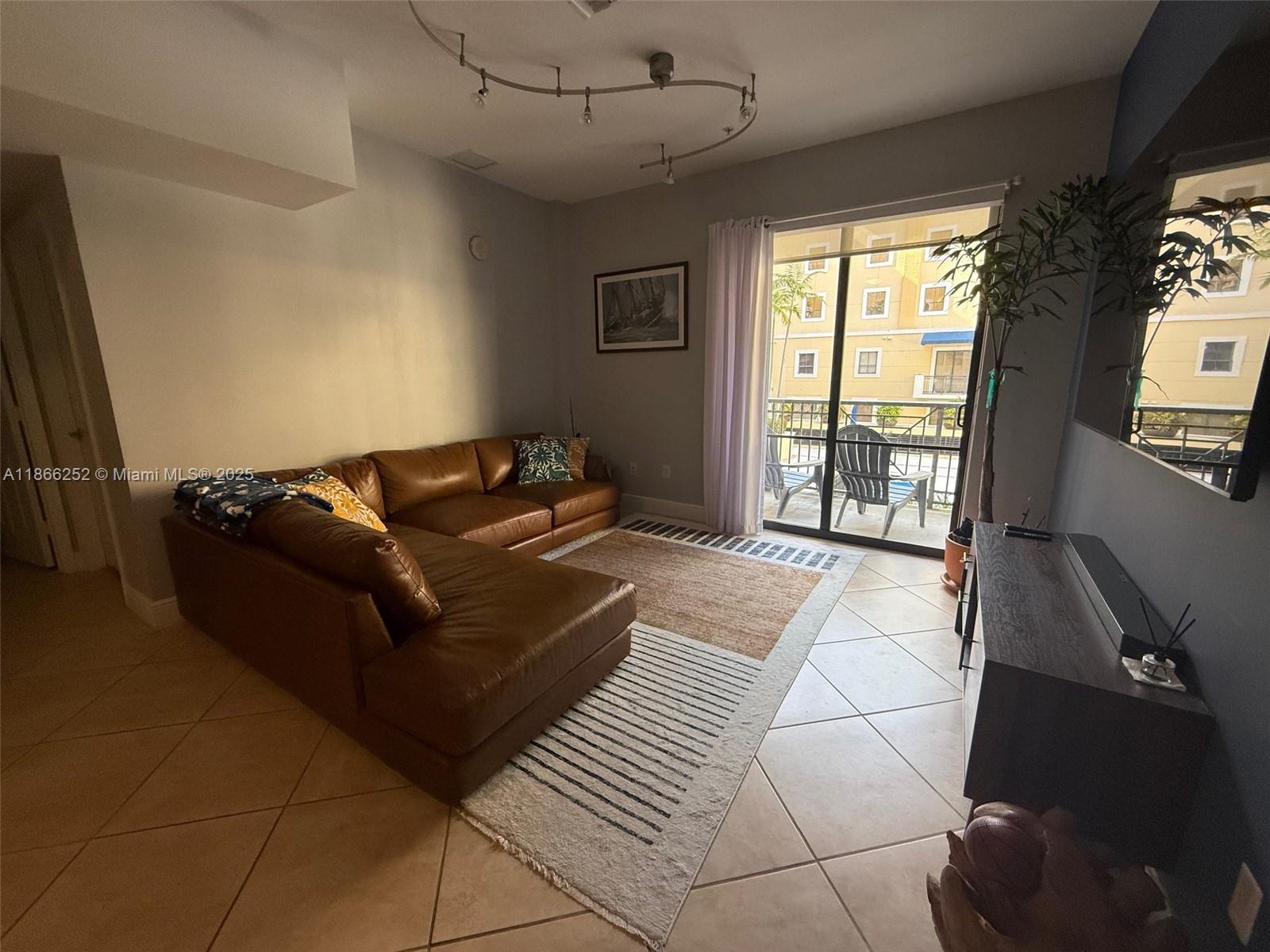 COLONNADE AT DADELAND SW - Residential