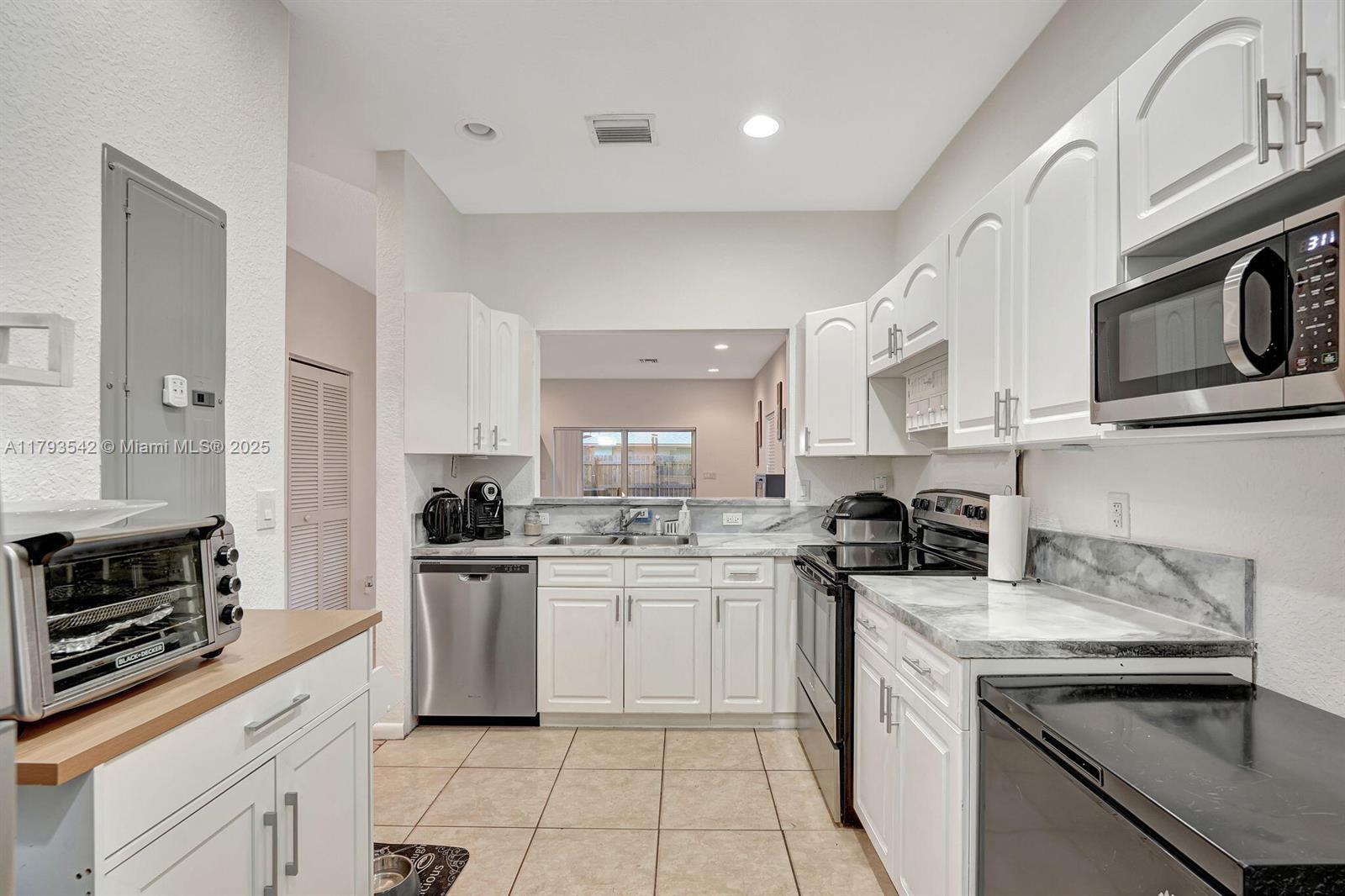 Rental Property at 195 Nw 2 St, Deerfield Beach, Broward County, Florida - Bedrooms: 3 
Bathrooms: 3  - $3,150 MO.