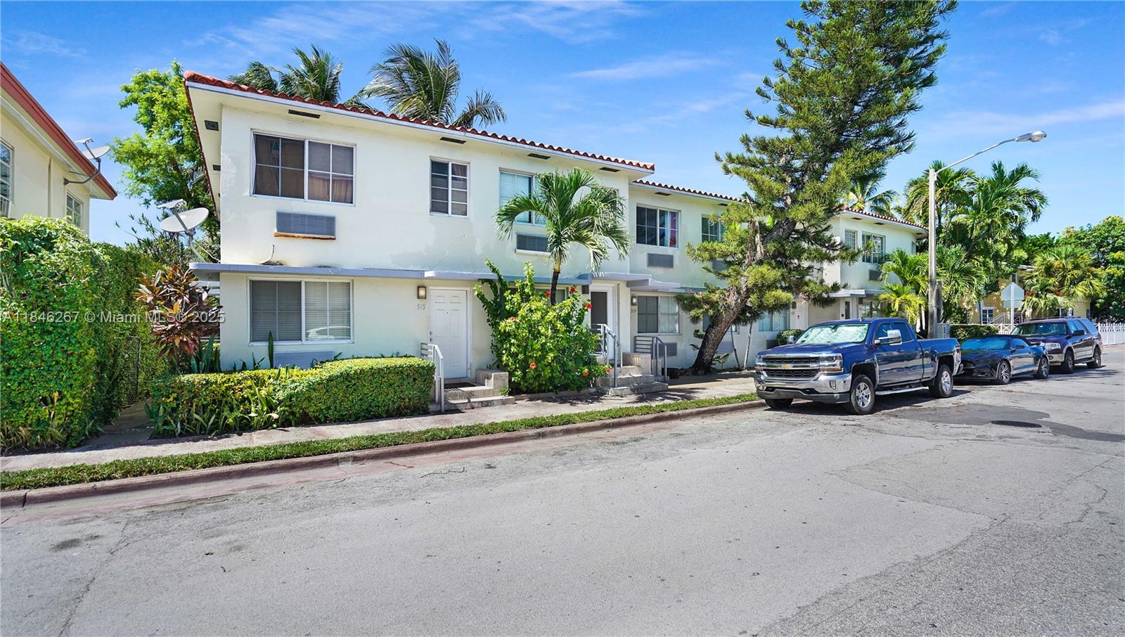 In the heart of North Beach this gel stand out!!! Ready to move in large studio, it feel bigger than actual sq ft. Low maintenance and rentals ok!!