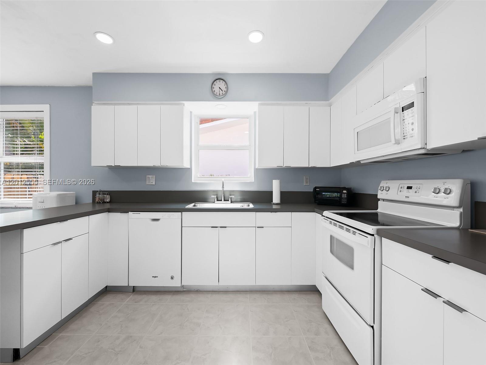 HOLLYWOOD LAKES SECTION - Residential Lease