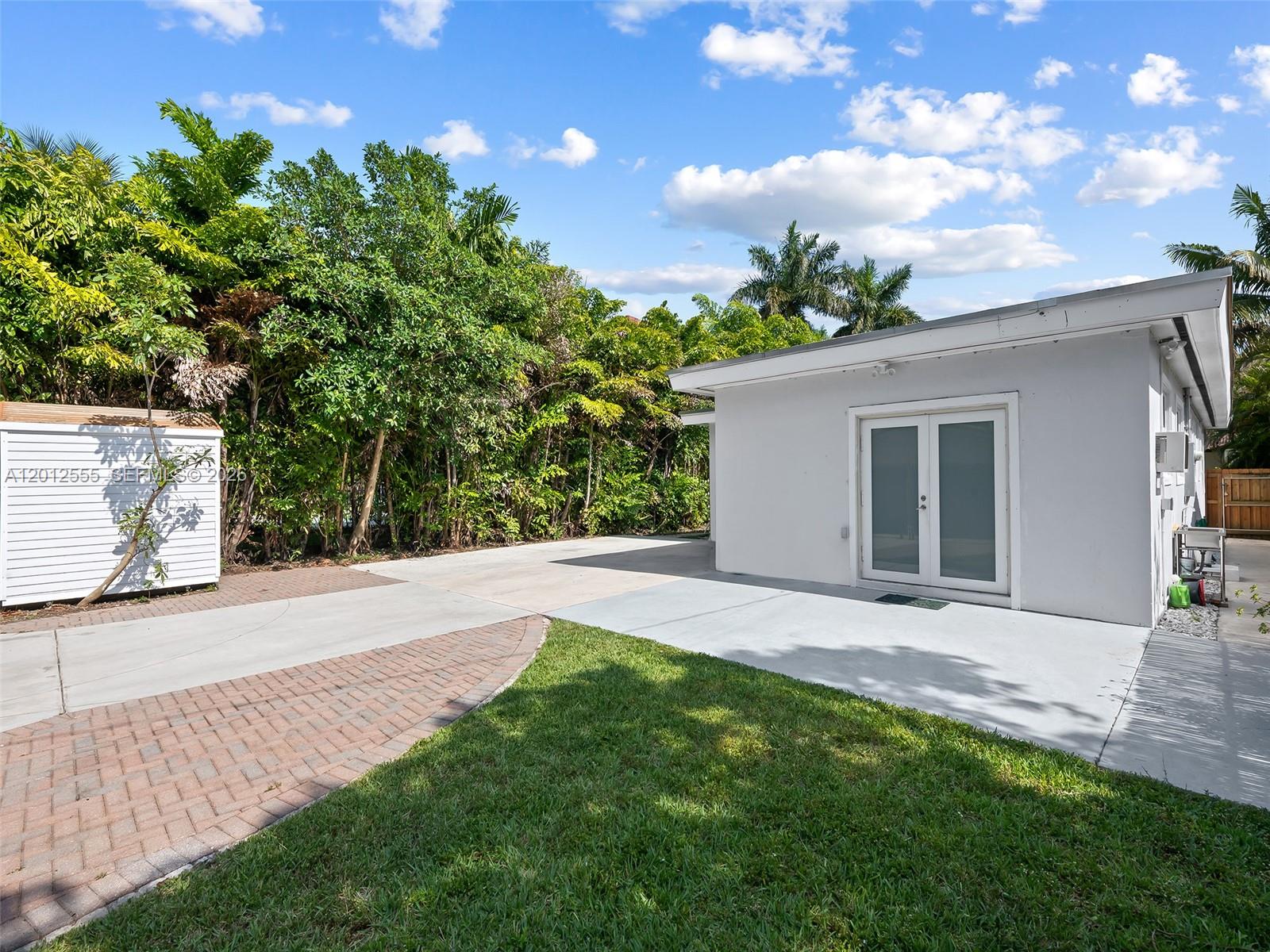HOLLYWOOD LAKES SECTION - Residential Lease