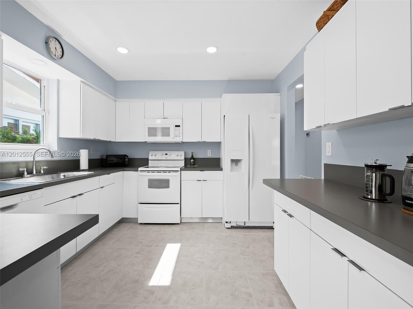 HOLLYWOOD LAKES SECTION - Residential Lease