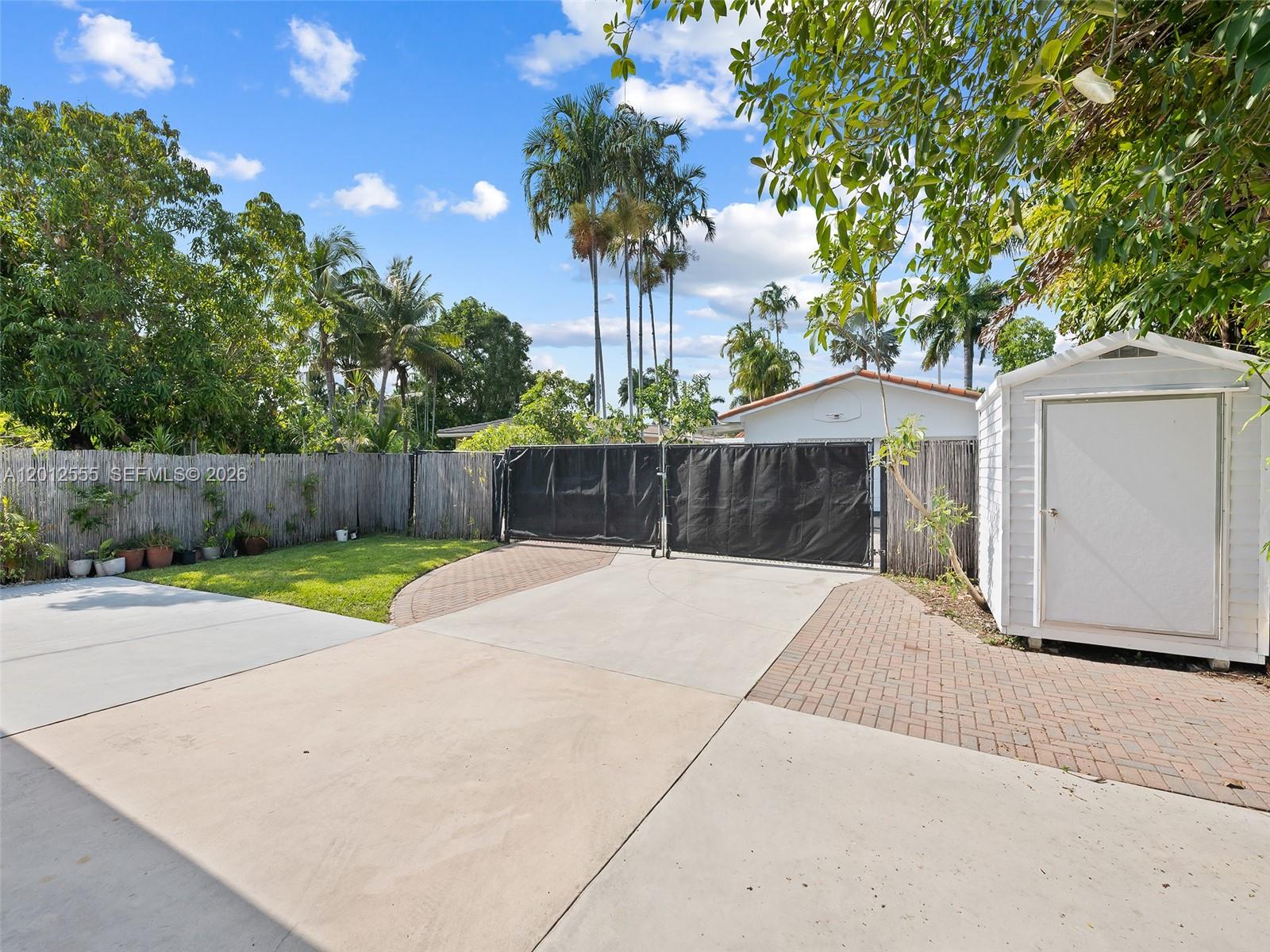 HOLLYWOOD LAKES SECTION - Residential Lease