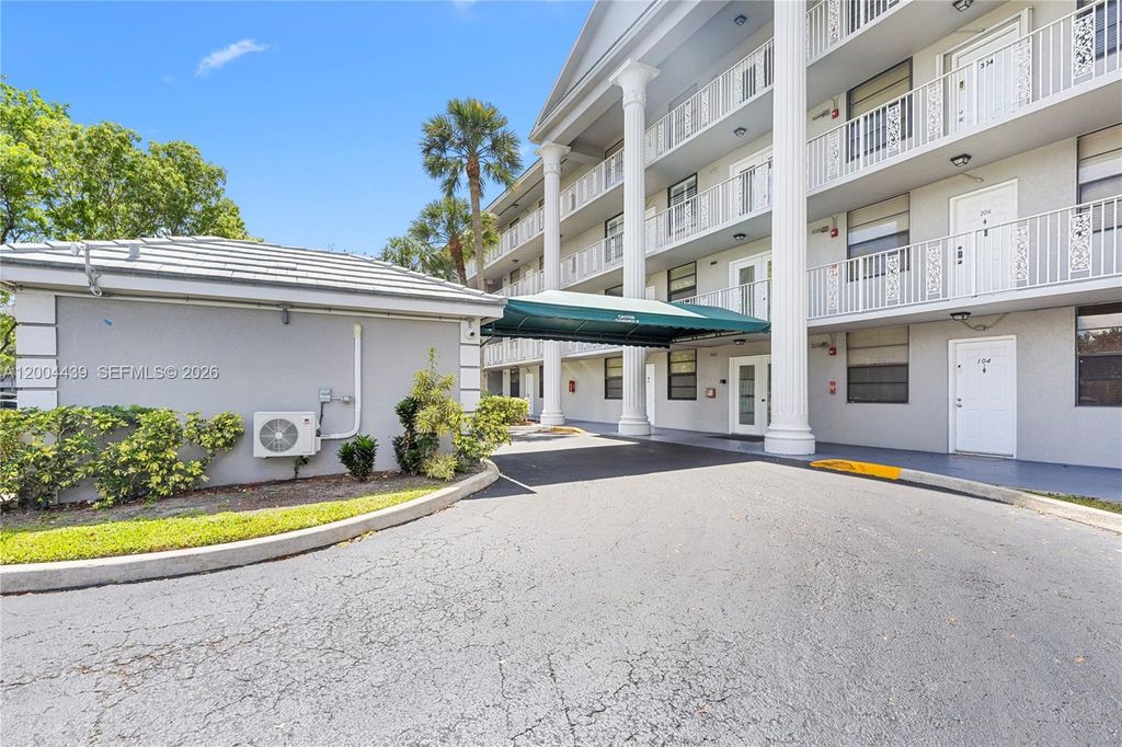 Photo of 1524 Whitehall Dr #405, Davie, FL 33324 (MLS # A12004439)