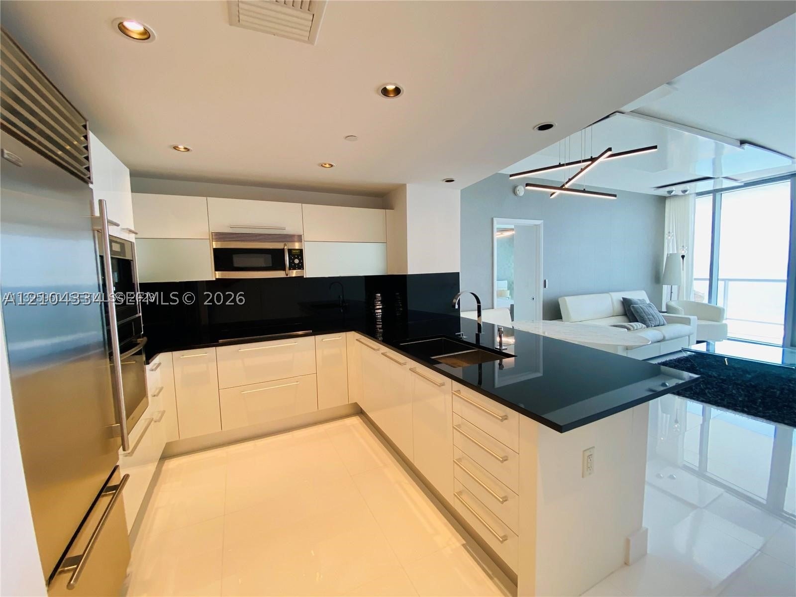 17121 Collins Ave 907