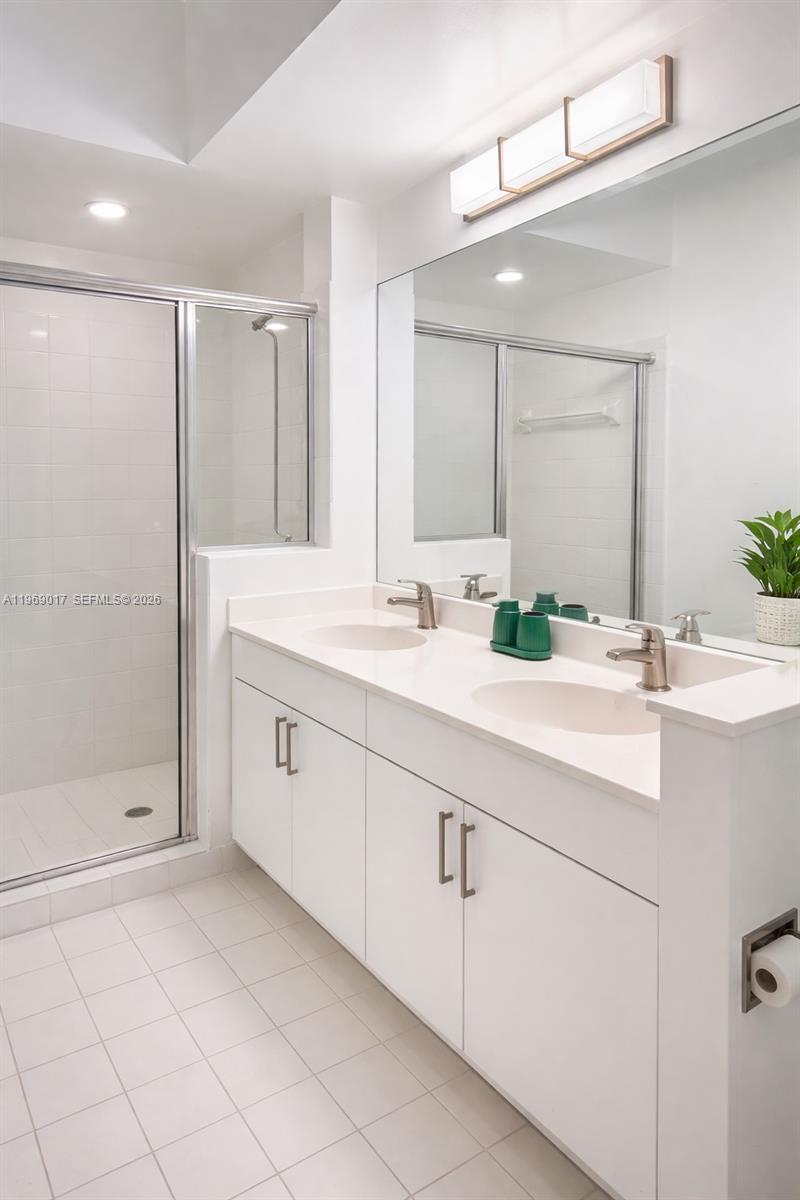 PORTO BELLAGIO CONDO - Residential